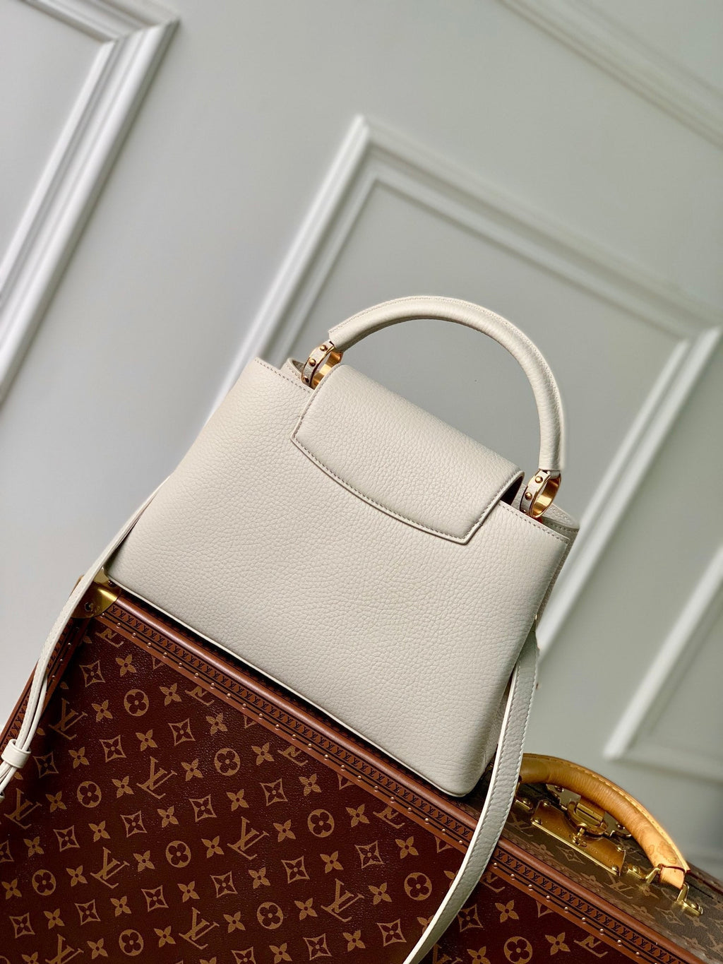 CAPUCINES MM 31.5 ROCK GREY TAURILLON LEATHER GOLD HARDWARE