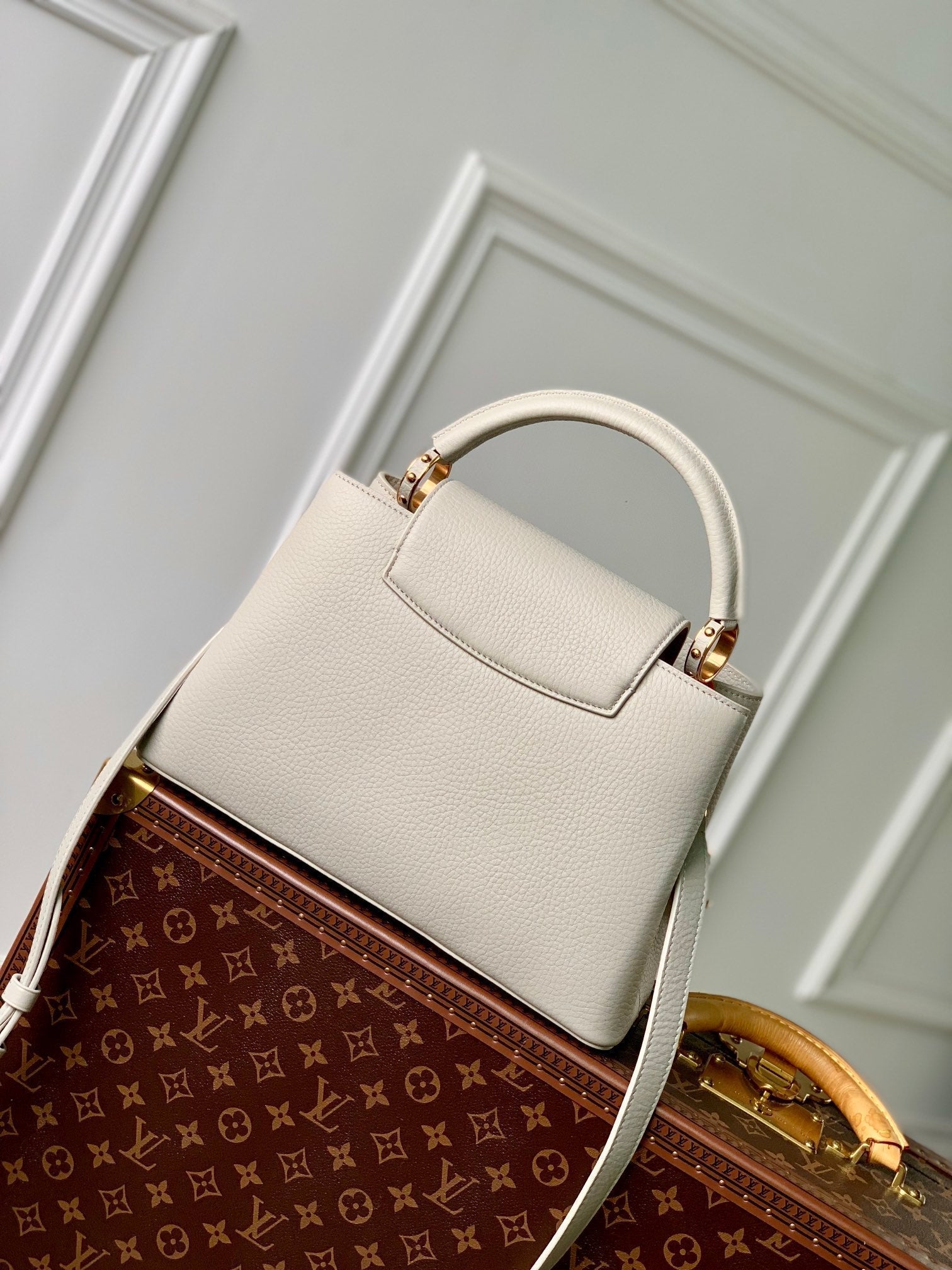CAPUCINES MM 31.5 ROCK GREY TAURILLON LEATHER GOLD HARDWARE