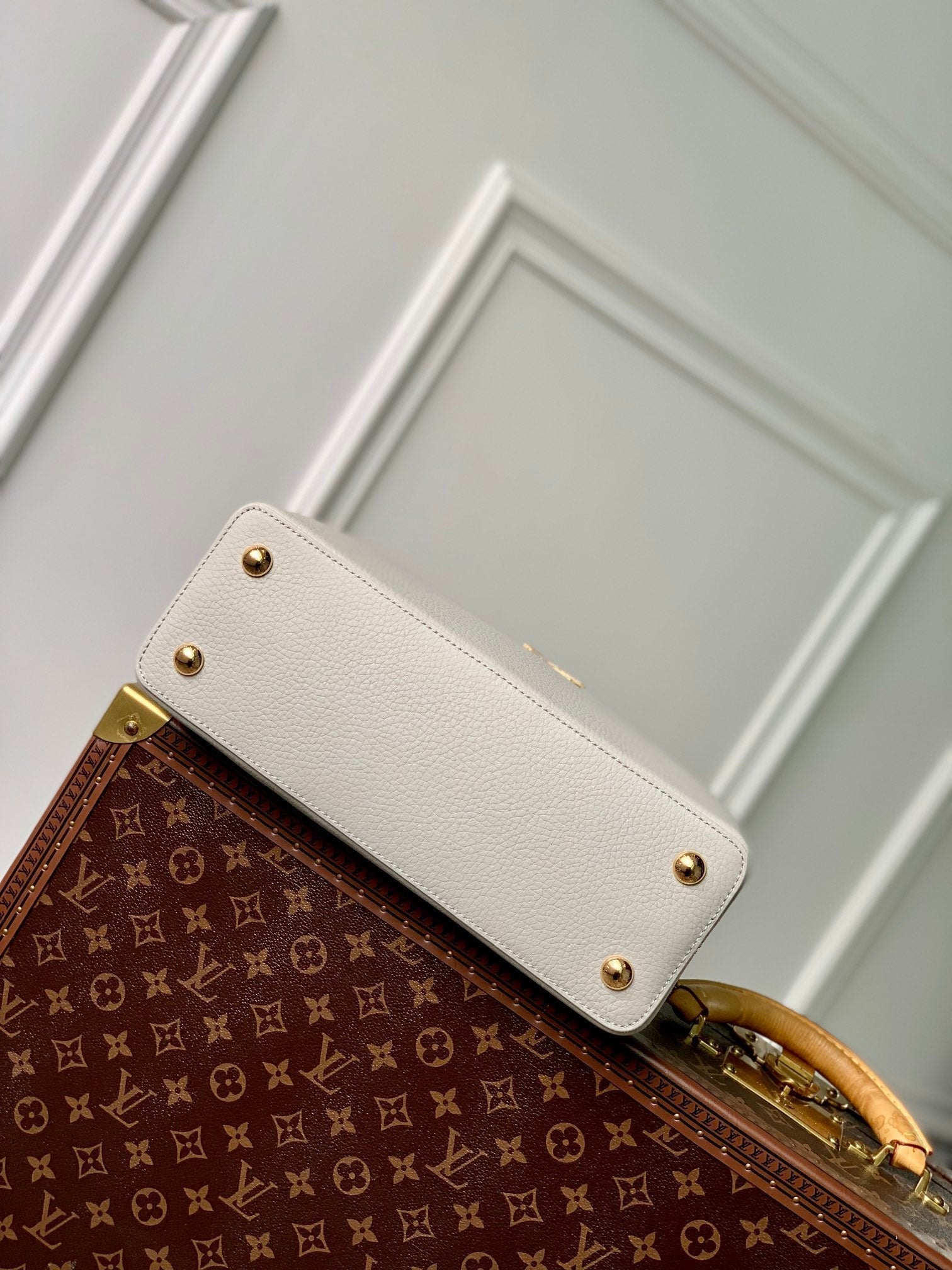CAPUCINES MM 31.5 ROCK GREY TAURILLON LEATHER GOLD HARDWARE