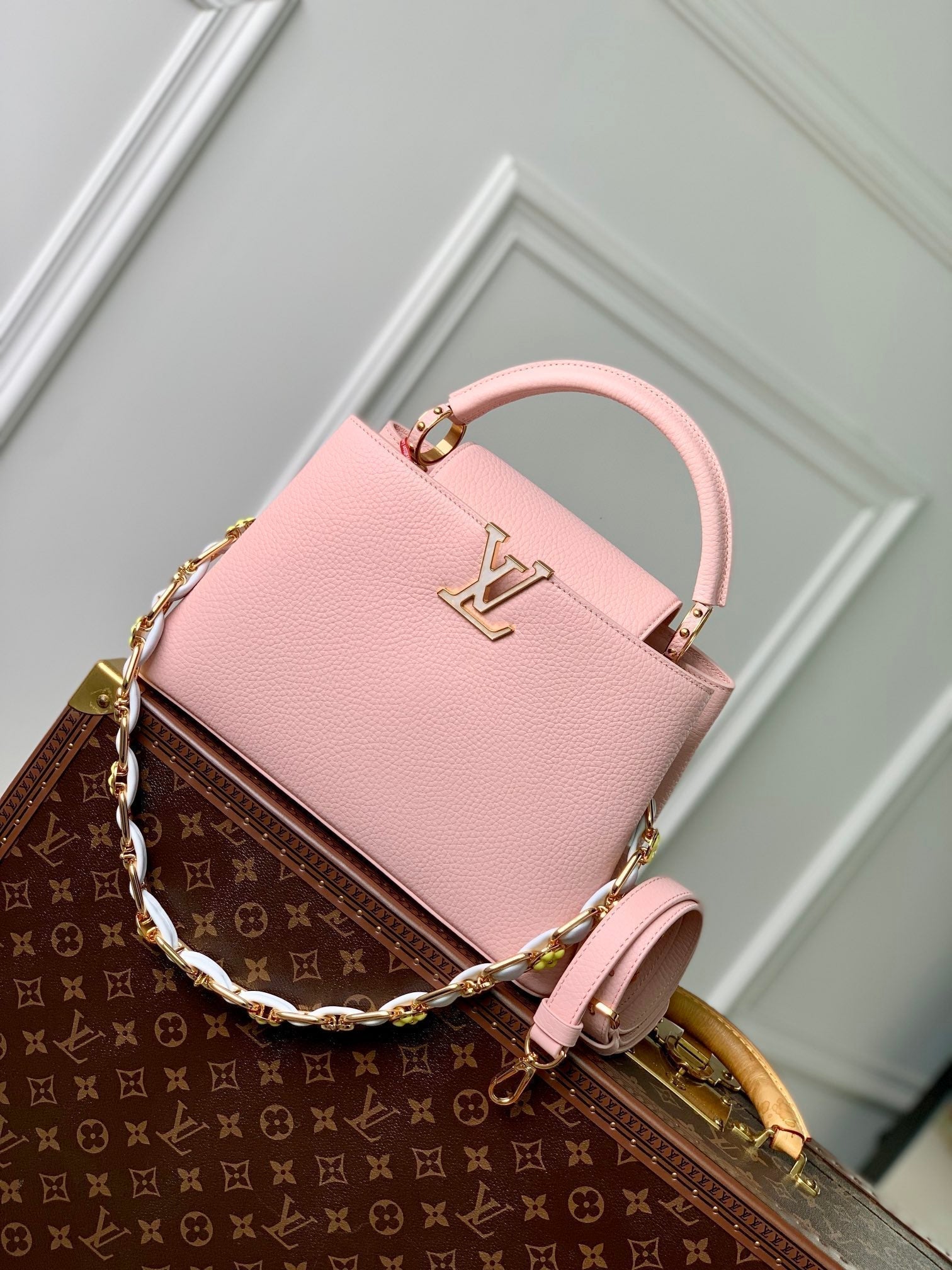 CAPUCINES MM 31,5 CUIR TAURILLON ROSE NACRE QUINCAILLERIE DORÉ