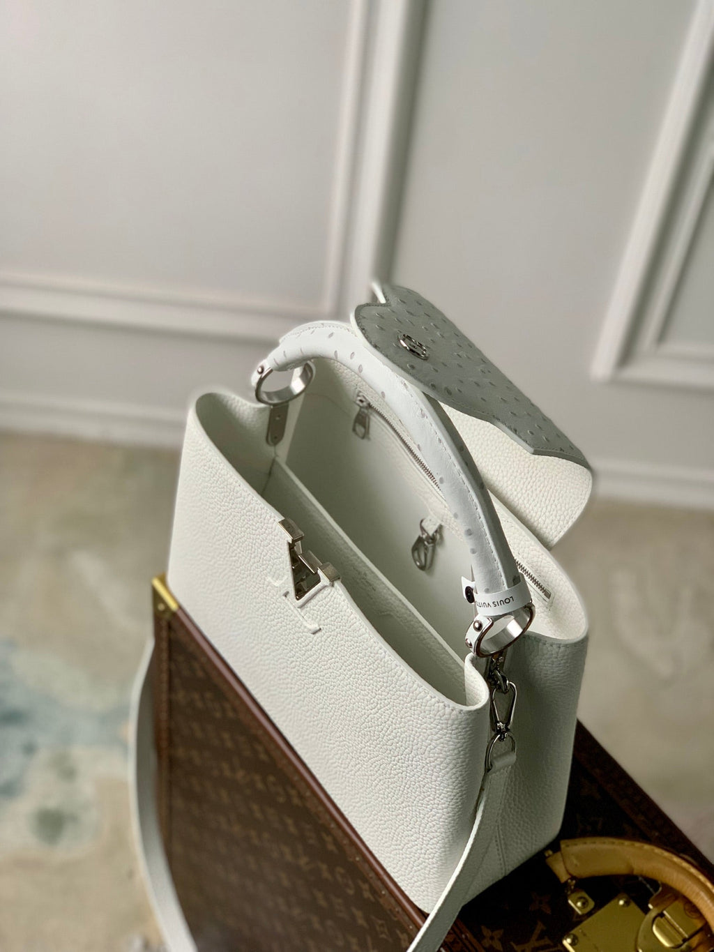 CAPUCINES MM 31.5 WHITE TAURILLON LEATHER SILVER HARDWARE