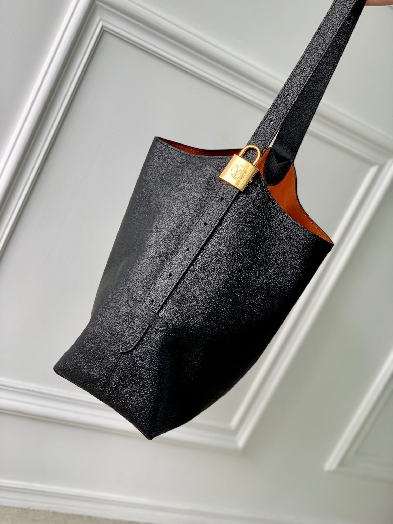 SAC HOBO LOW KEY MM 31CM EN CUIR DE VEAU NOIR