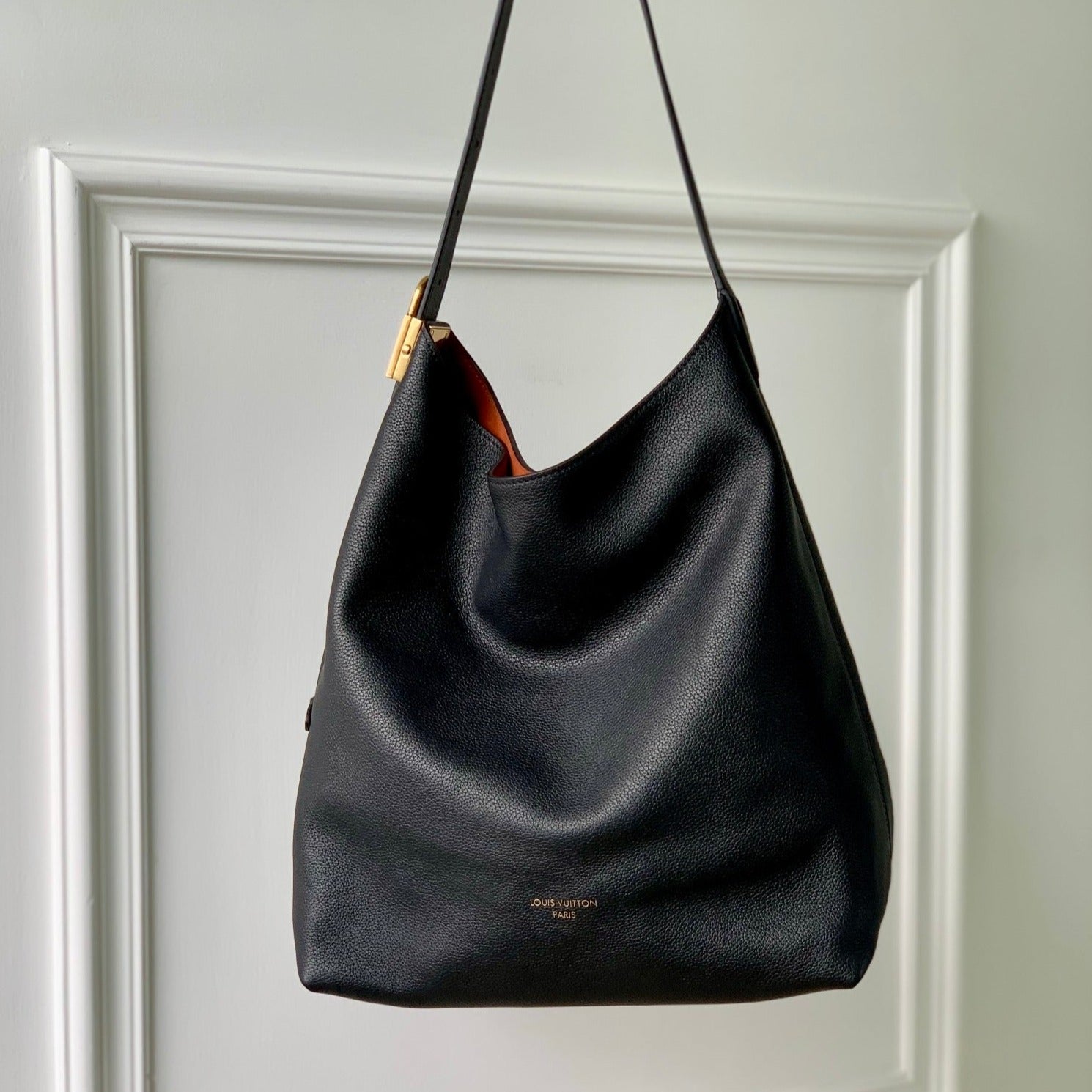 SAC HOBO LOW KEY MM 31CM EN CUIR DE VEAU NOIR