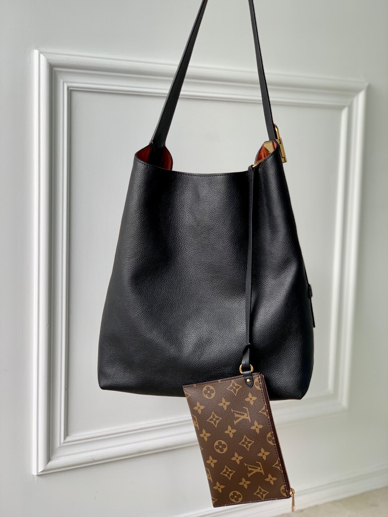 SAC HOBO LOW KEY MM 31CM EN CUIR DE VEAU NOIR