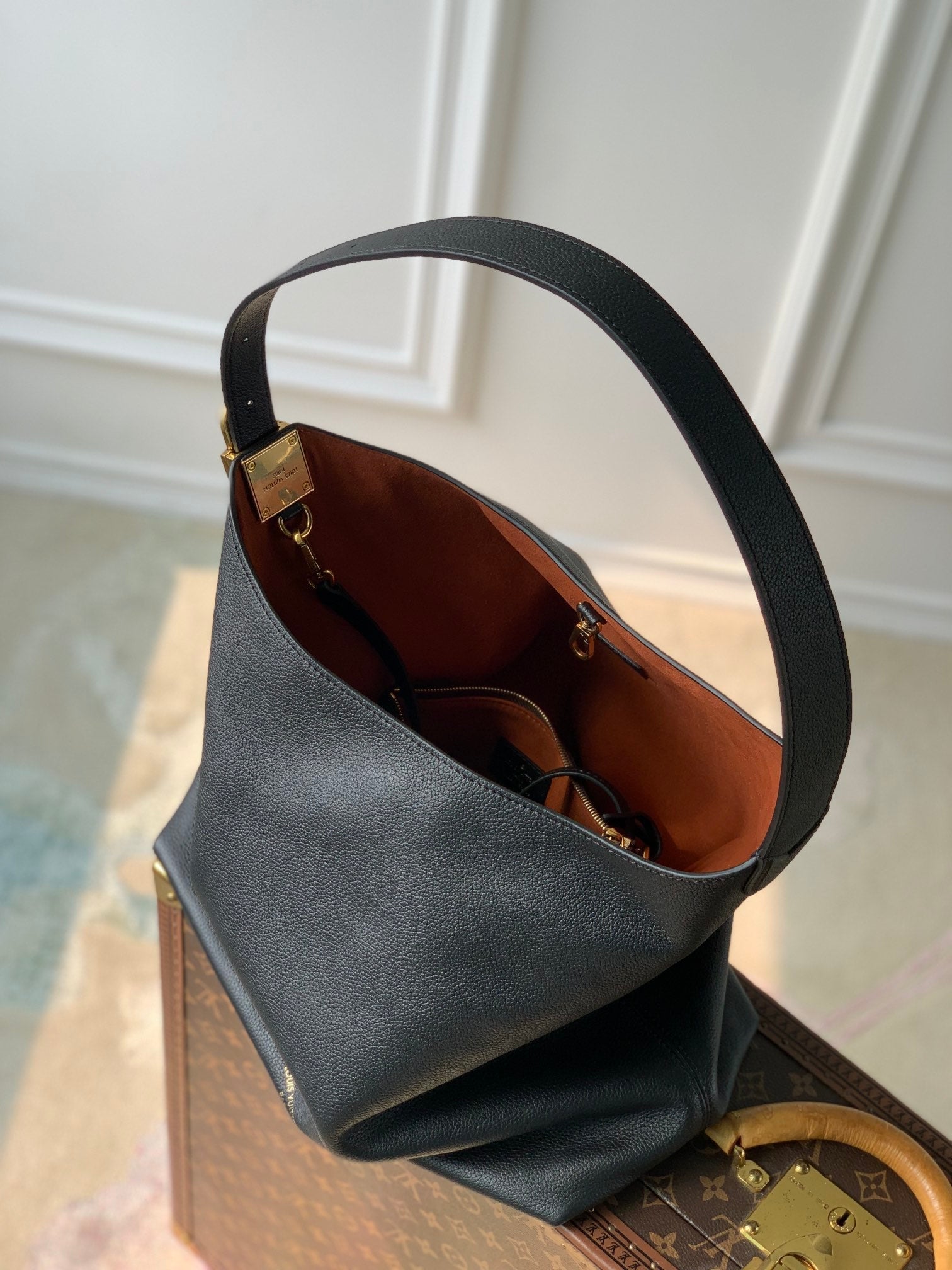SAC HOBO LOW KEY MM 31CM EN CUIR DE VEAU NOIR