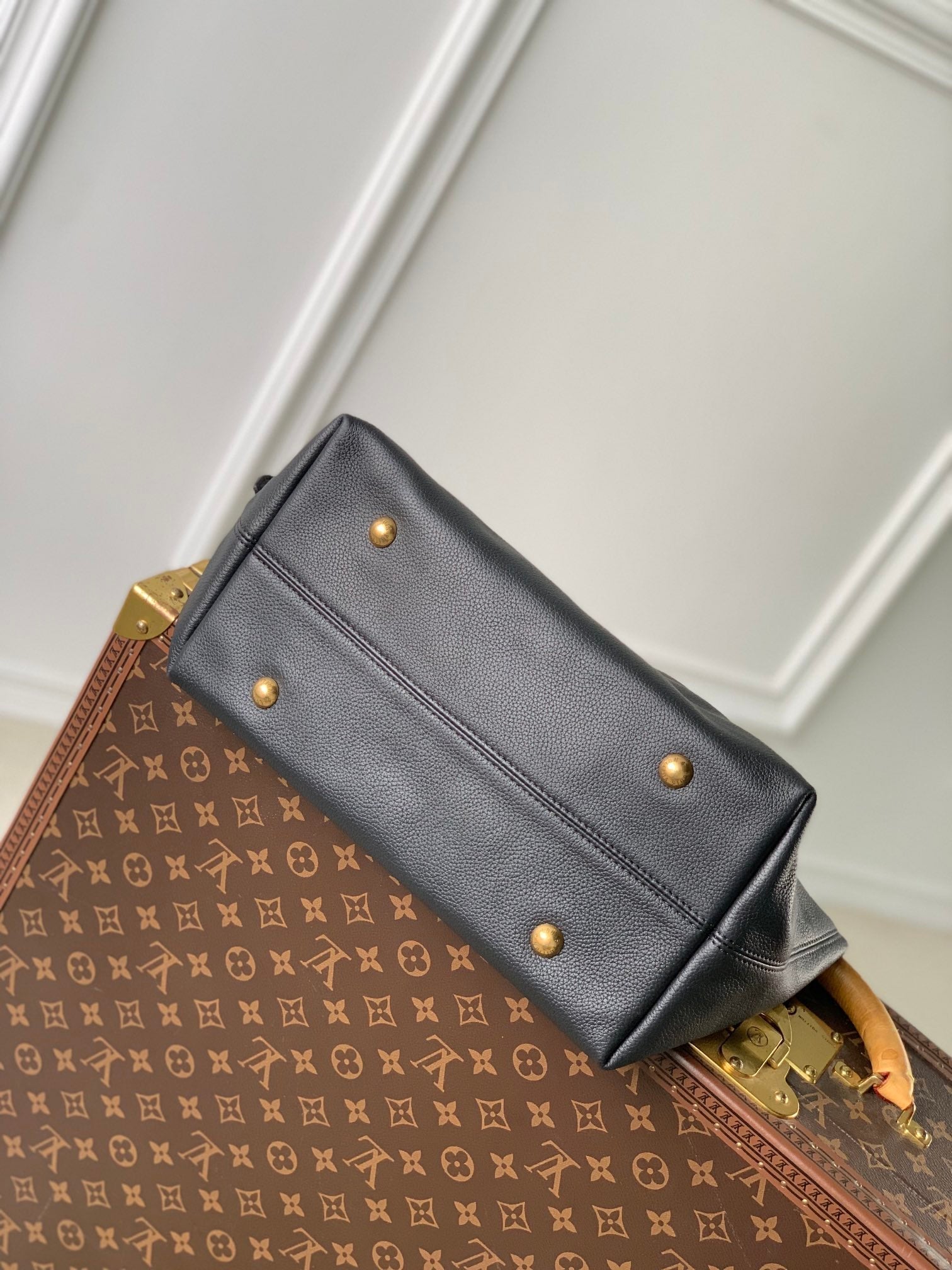 SAC HOBO LOW KEY MM 31CM EN CUIR DE VEAU NOIR