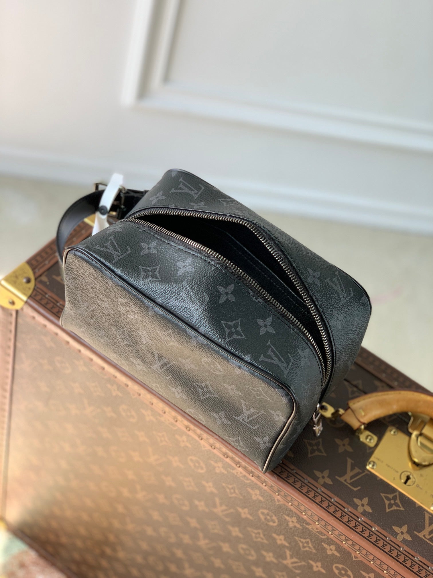 LOCKER DOPP KIT 23 EN TOILE MONOGRAMME ECLIPSE NOIRE