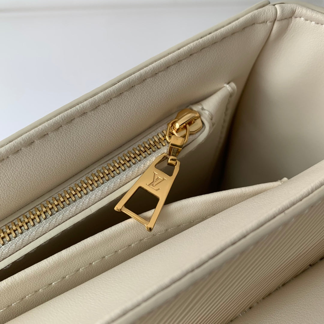 CUIR GRAINÉ ÉPI CRÈME TWIST MM 23CM