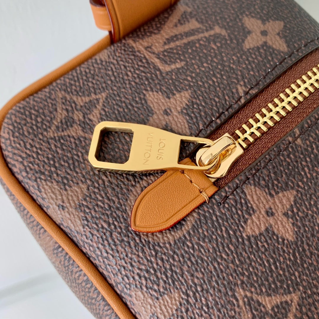 LV LOCKER DOPP KIT 23 MONOGRAMME MARRON