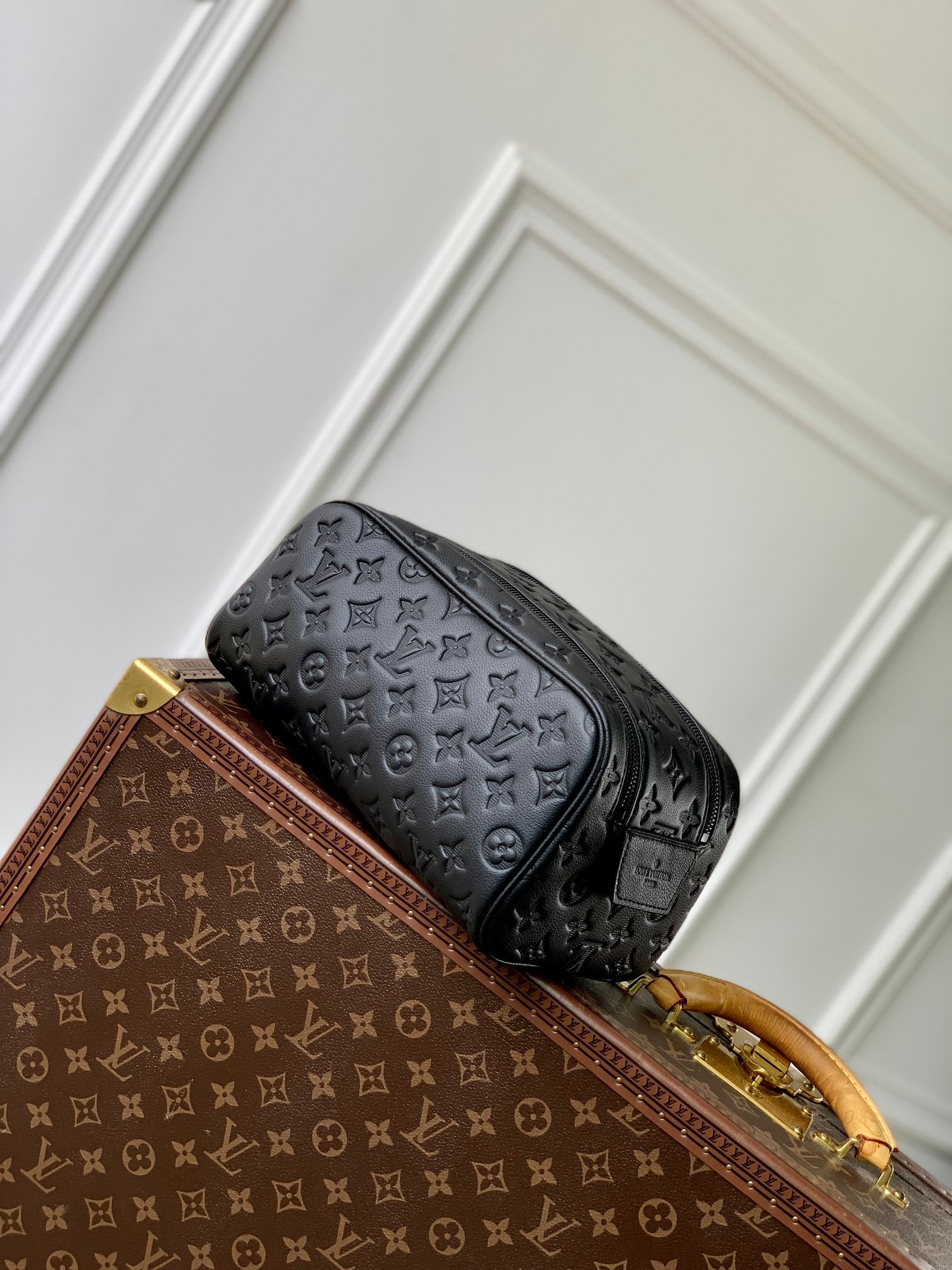 KIT DOPP 28 EN OMBRE MONOGRAMME NOIRE