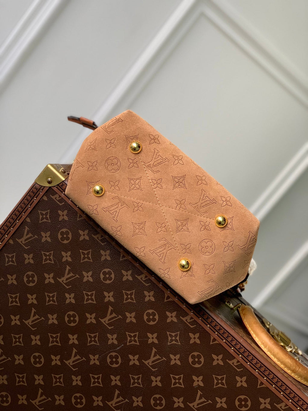 BELLA 22 EN DAIM PERFORÉ MONOGRAMME MARRON CANNELLE ET BORDURE EN PEAU LAINE BLANCHE