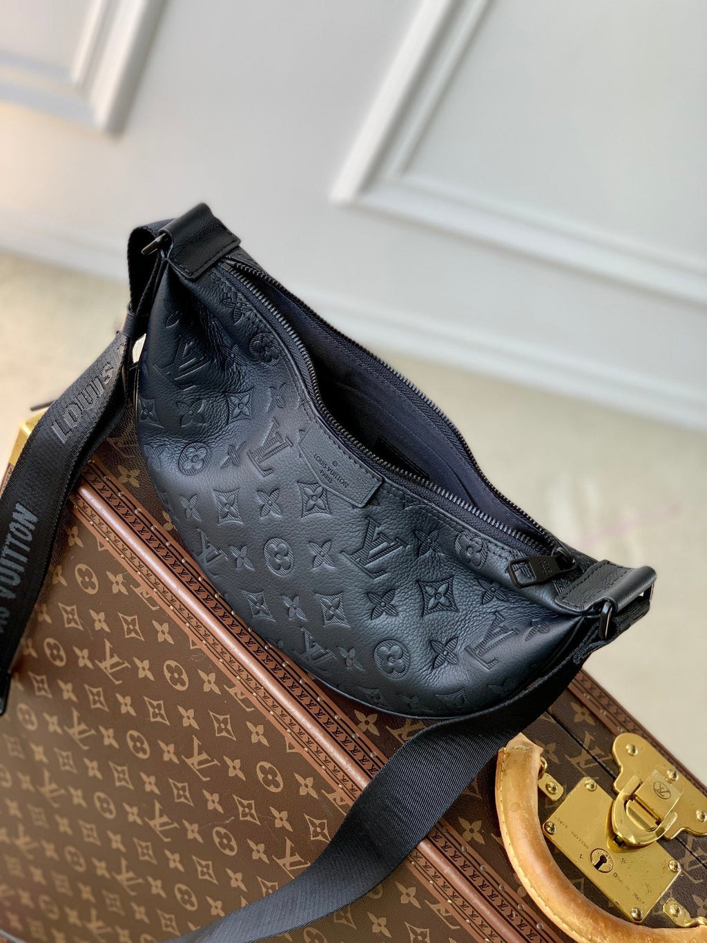 SAC HAMAC 28 EN MONOGRAMME NOIR SHADOW