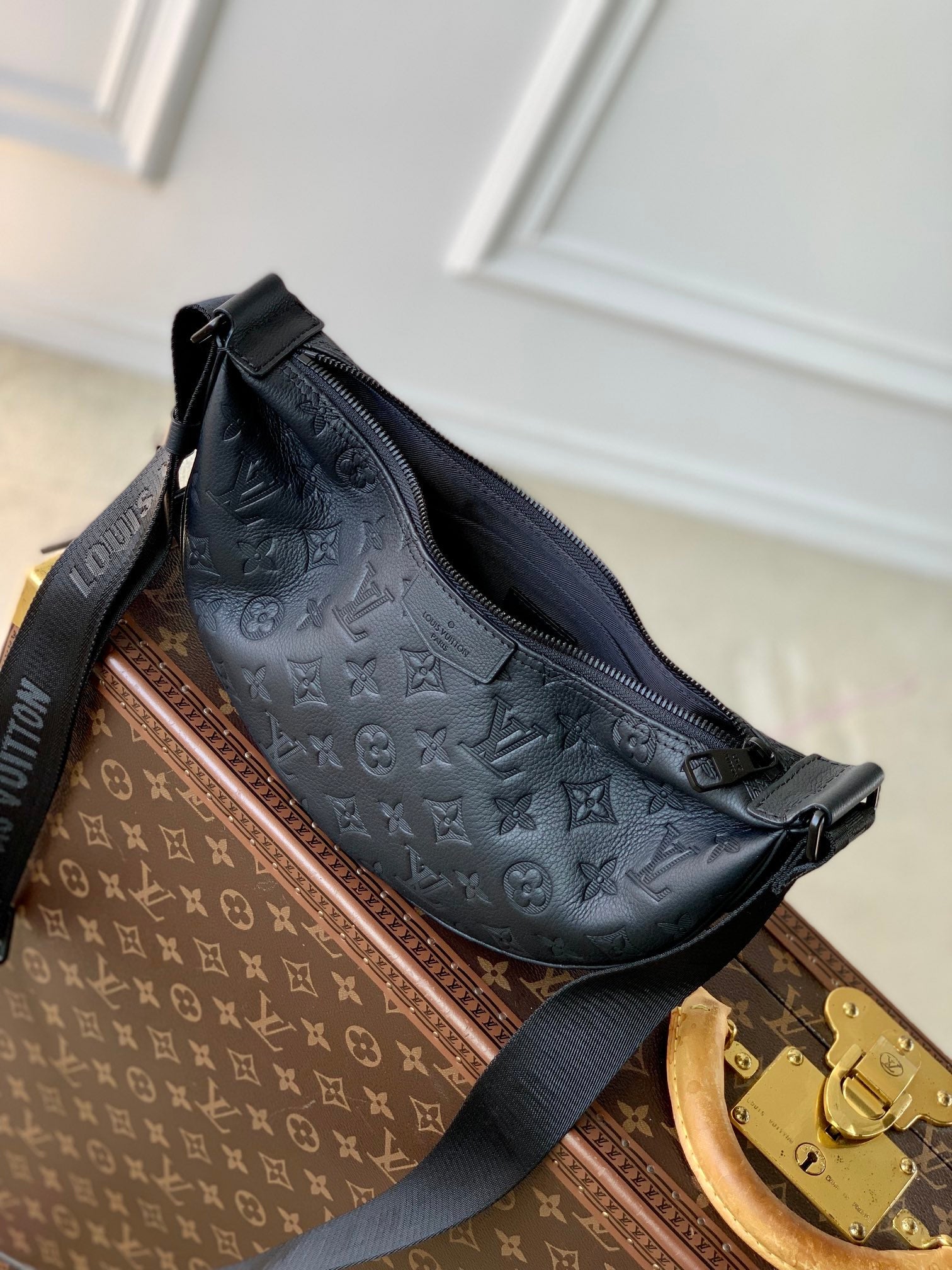 SAC HAMAC 28 EN MONOGRAMME NOIR SHADOW