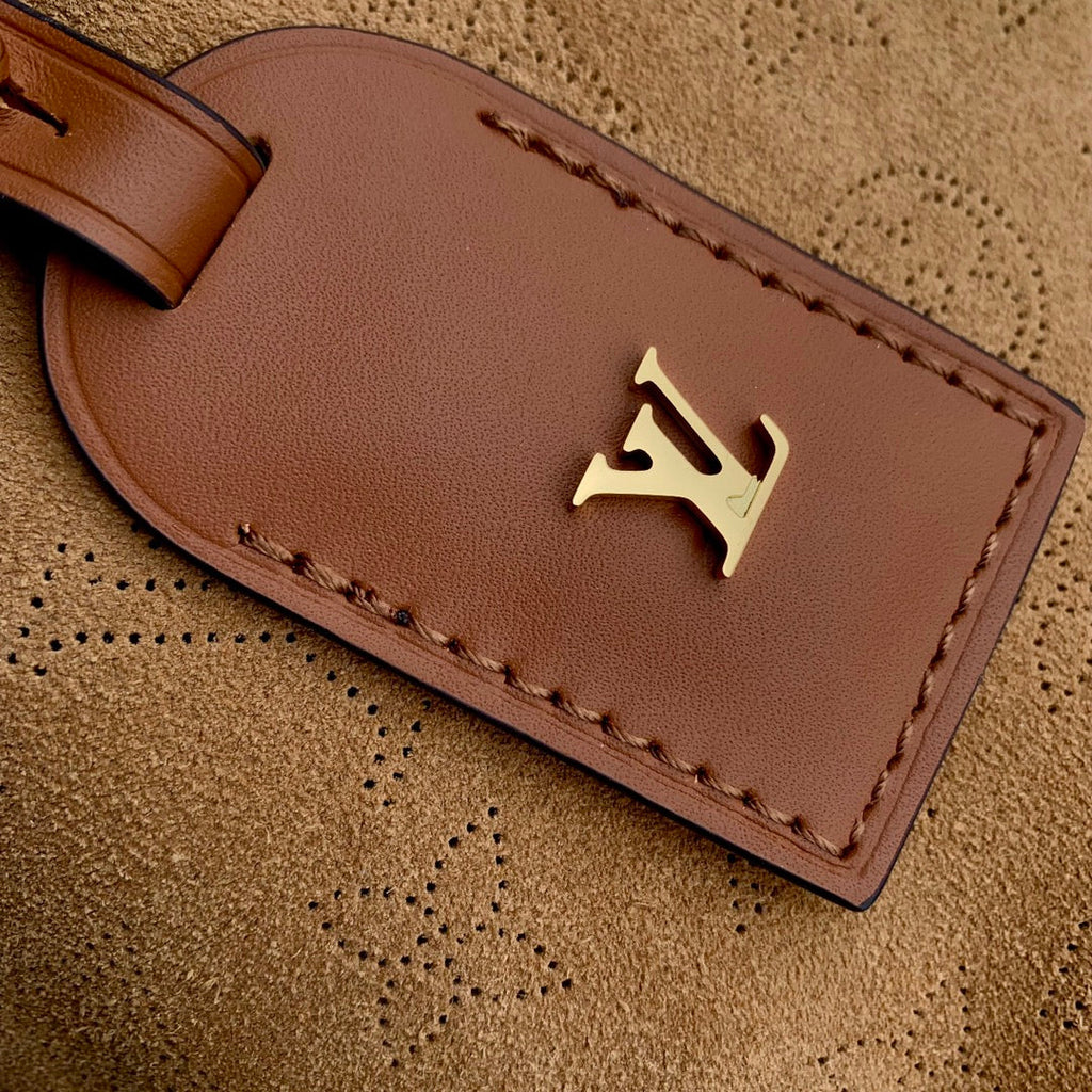 Sac fourre-tout PM 29 en daim perforé monogrammé marron cidre et bordure en peau lainée blanche