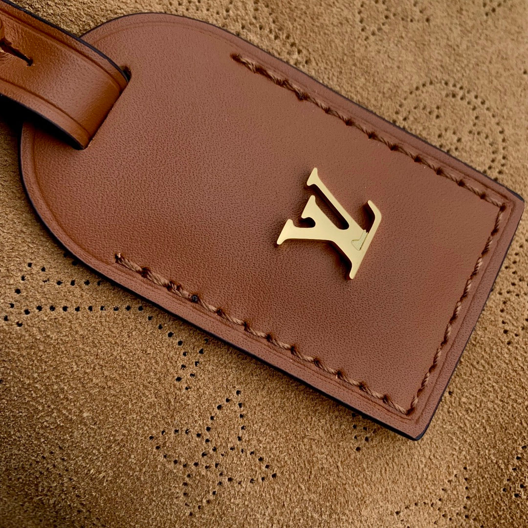 Sac fourre-tout PM 29 en daim perforé monogrammé marron cidre et bordure en peau lainée blanche