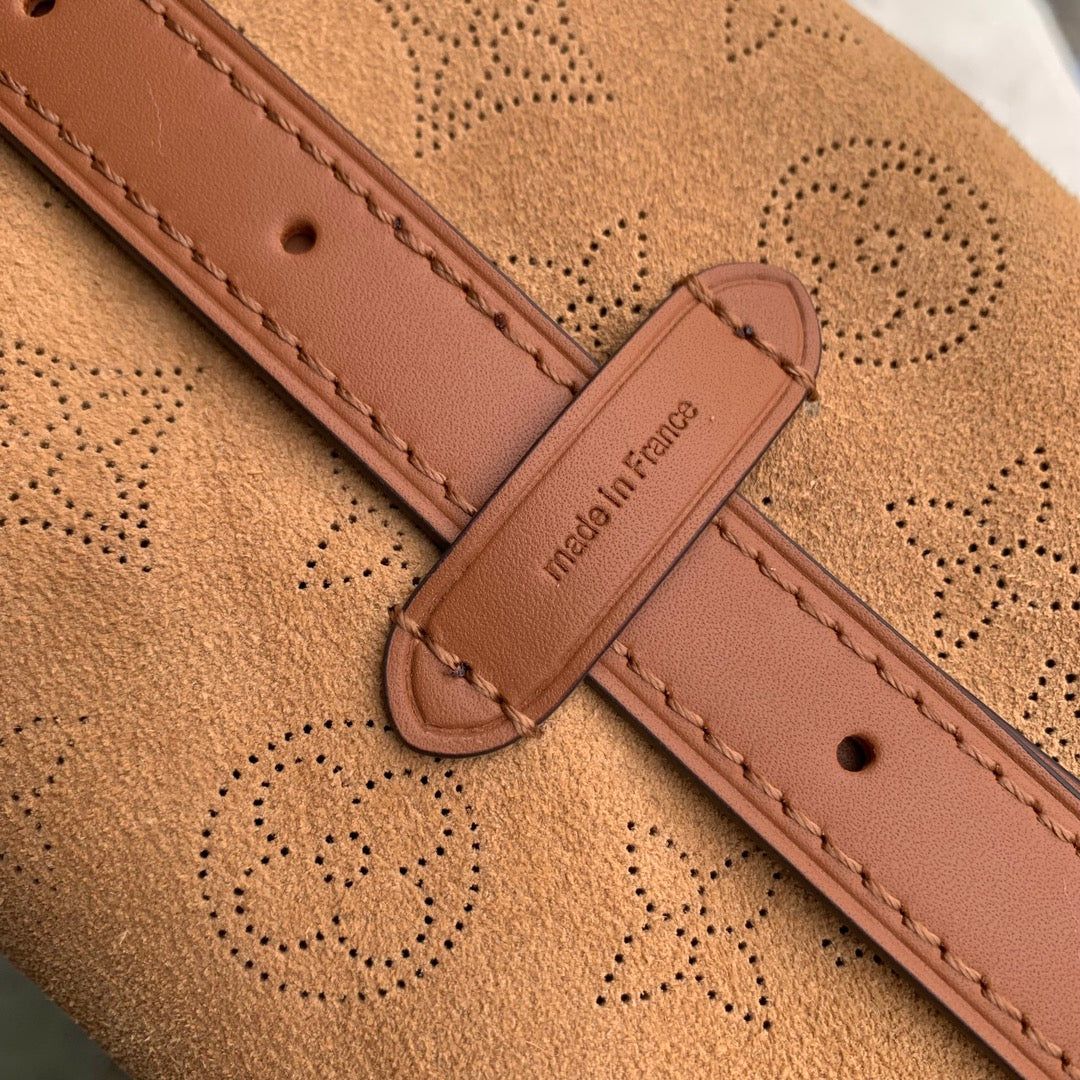 Sac fourre-tout PM 29 en daim perforé monogrammé marron cidre et bordure en peau lainée blanche