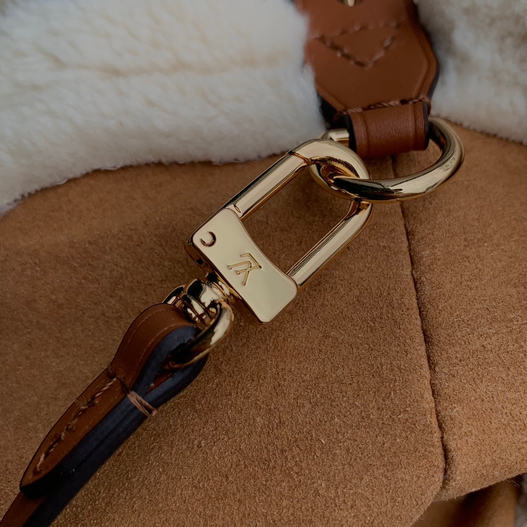 Sac fourre-tout PM 29 en daim perforé monogrammé marron cidre et bordure en peau lainée blanche
