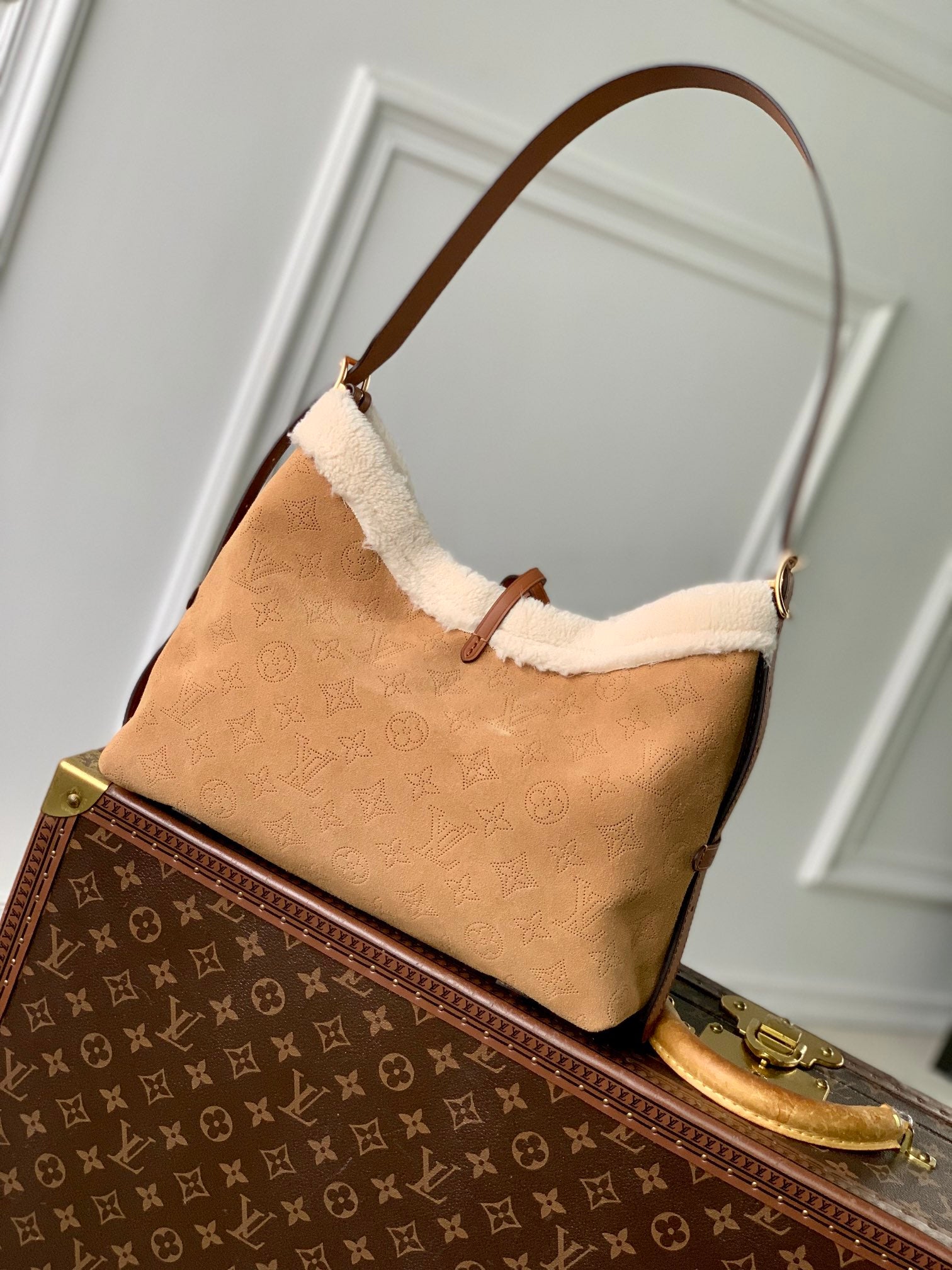 Sac fourre-tout PM 29 en daim perforé monogrammé marron cidre et bordure en peau lainée blanche