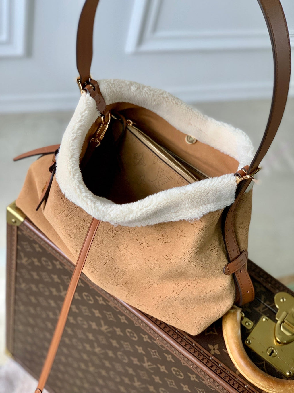 Sac fourre-tout PM 29 en daim perforé monogrammé marron cidre et bordure en peau lainée blanche