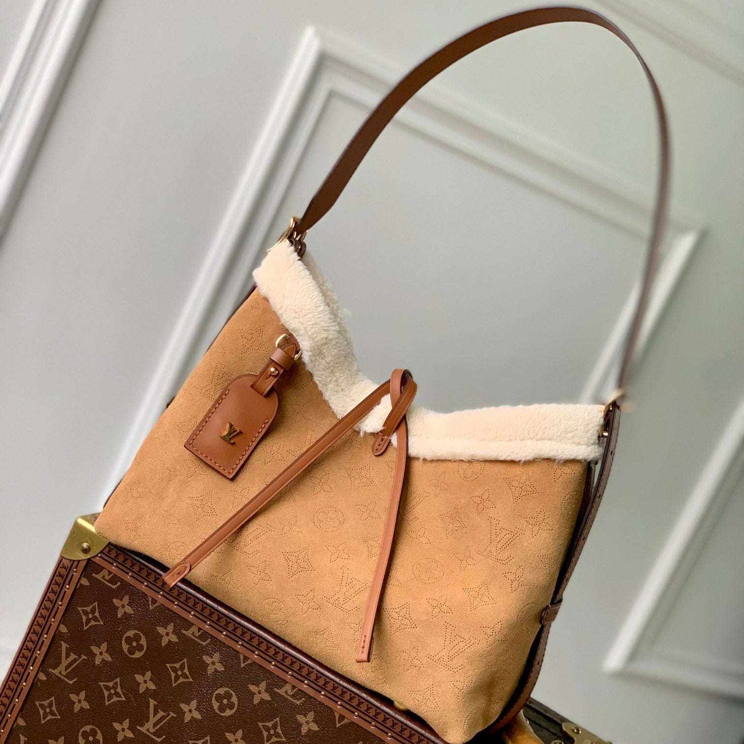 Sac fourre-tout PM 29 en daim perforé monogrammé marron cidre et bordure en peau lainée blanche