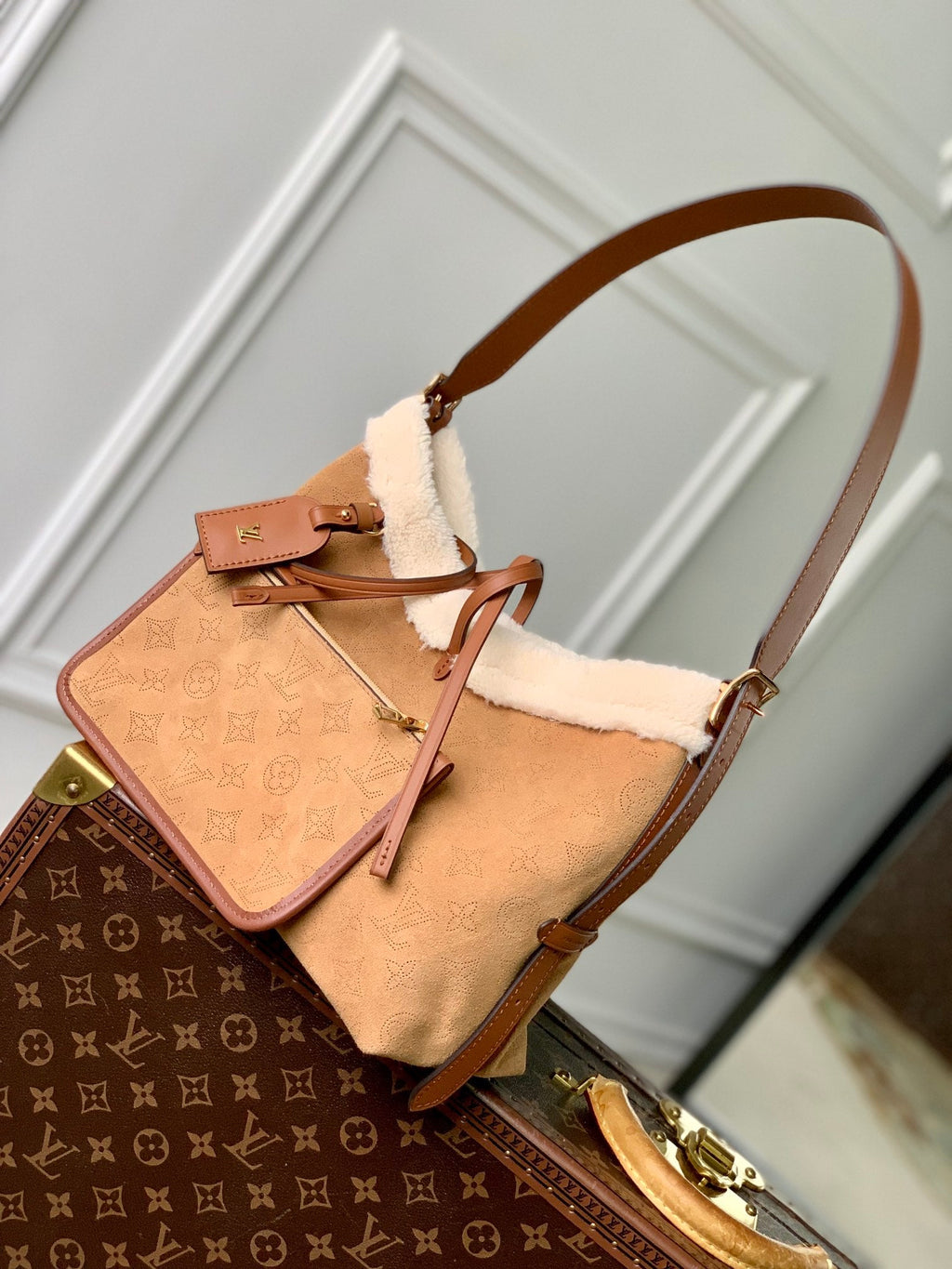 Sac fourre-tout PM 29 en daim perforé monogrammé marron cidre et bordure en peau lainée blanche