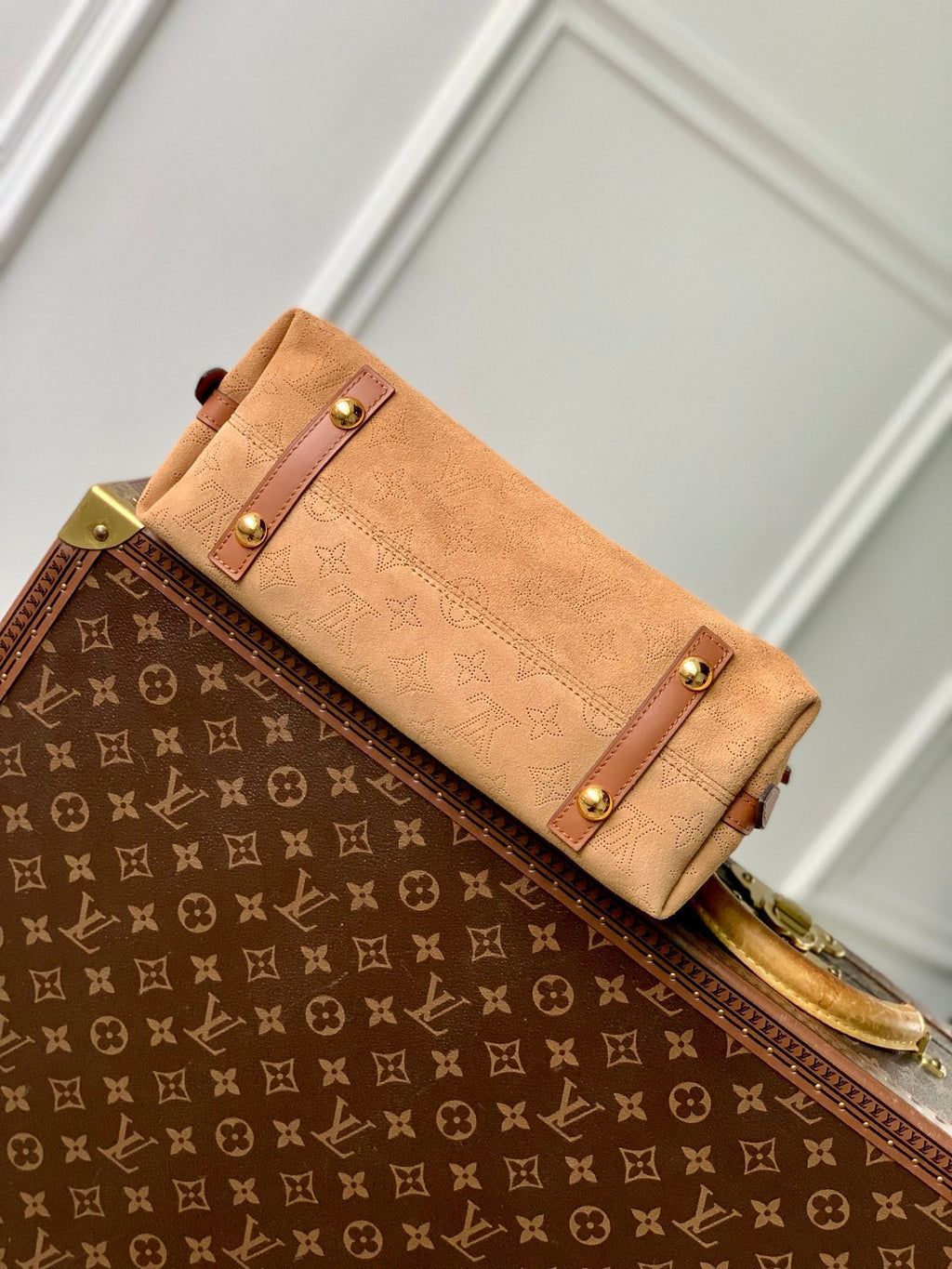 Sac fourre-tout PM 29 en daim perforé monogrammé marron cidre et bordure en peau lainée blanche
