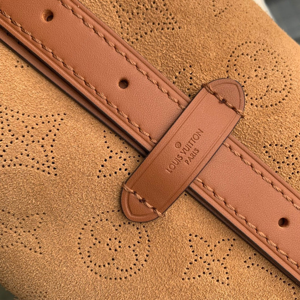 Sac fourre-tout PM 29 en daim perforé monogrammé marron cidre et bordure en peau lainée blanche