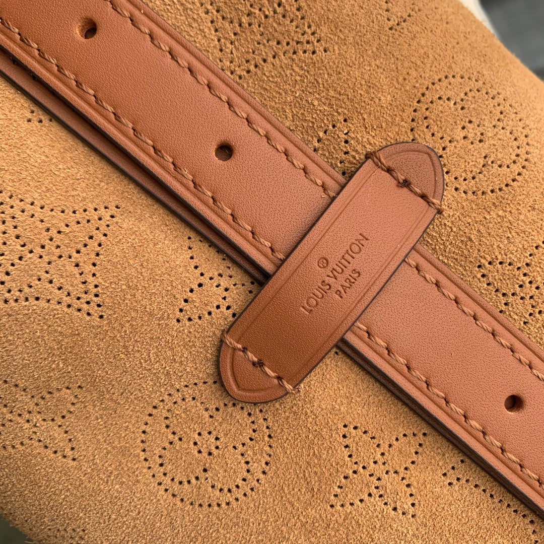 Sac fourre-tout PM 29 en daim perforé monogrammé marron cidre et bordure en peau lainée blanche