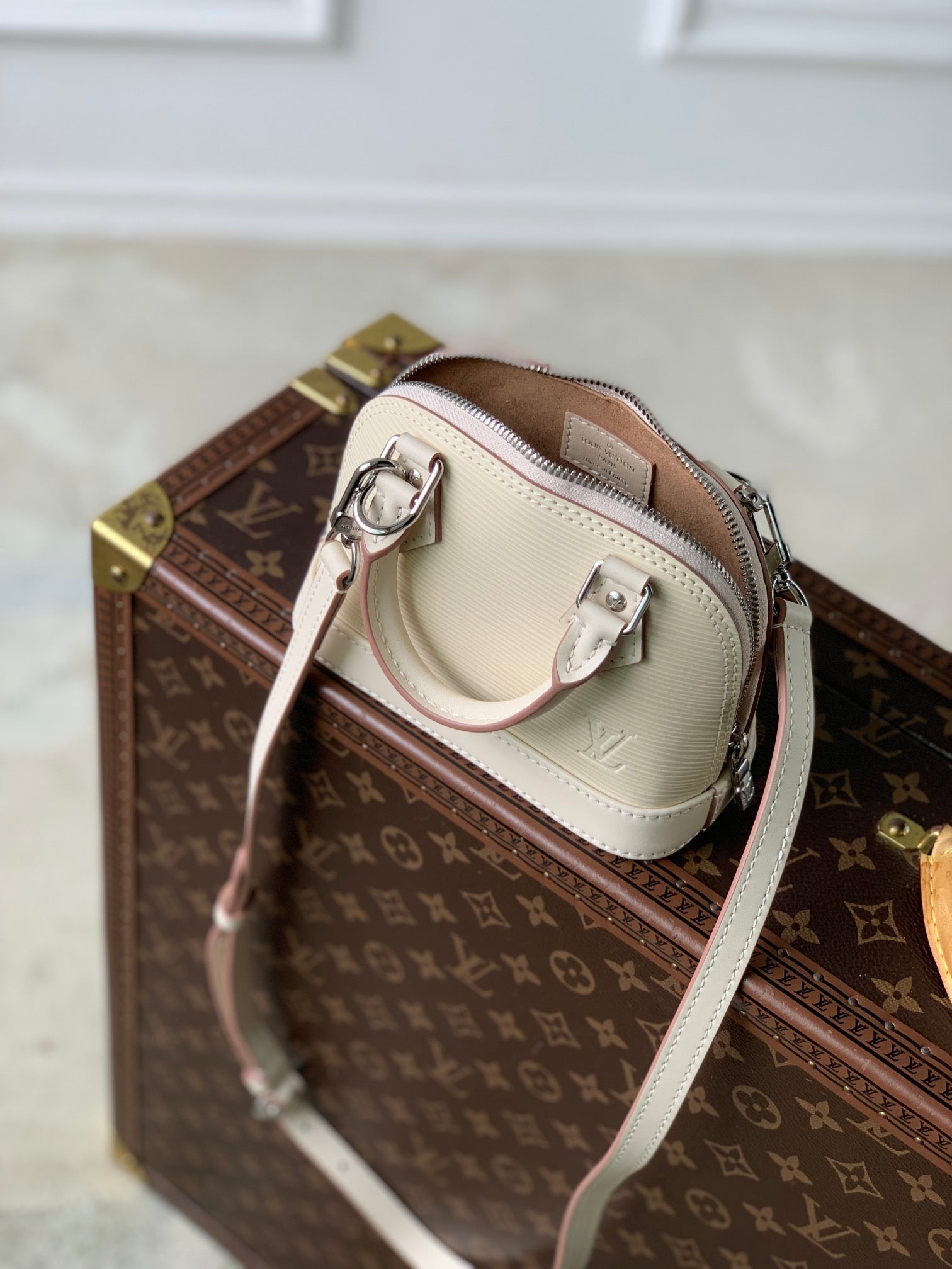 LV NANO ALMA 18 CRÈME EPI CUIR