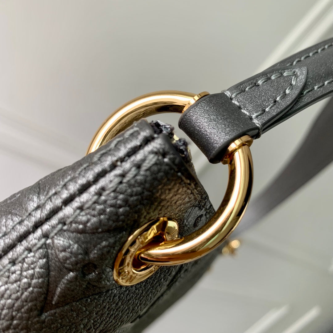 LV POCHETTE SEVRES 25.5 CUIR NOIR MONOGRAMME EMPREINTE