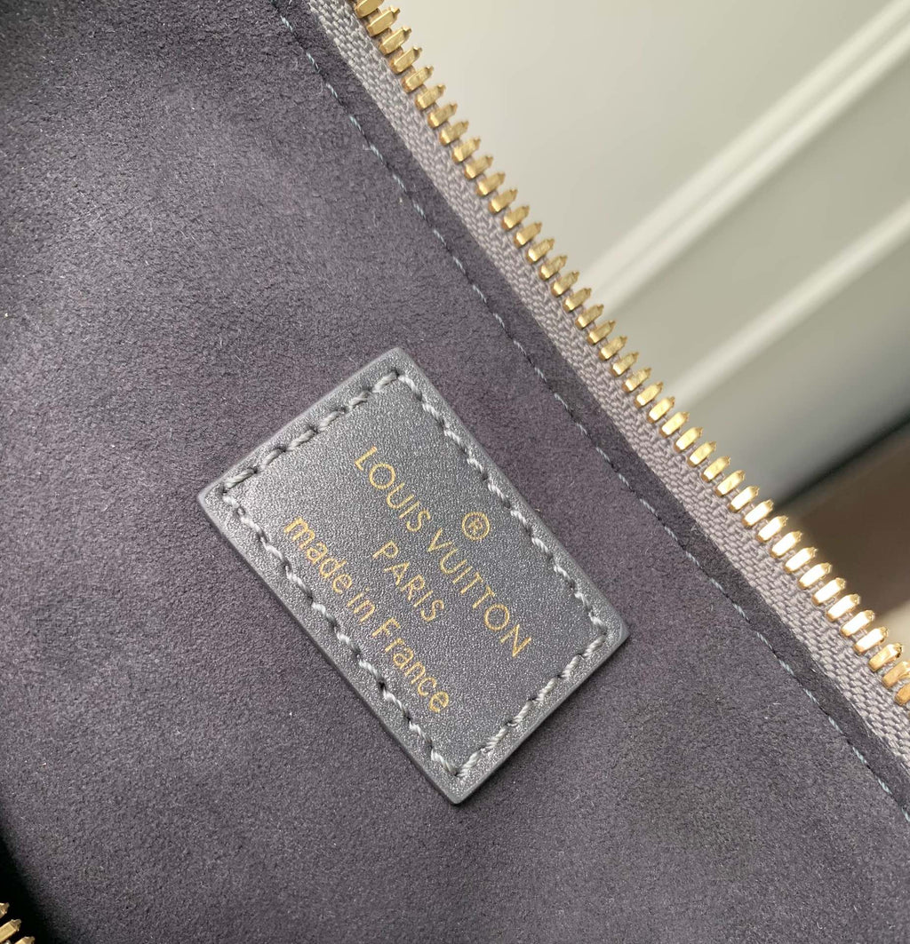 LV POCHETTE SEVRES 25.5 CUIR NOIR MONOGRAMME EMPREINTE