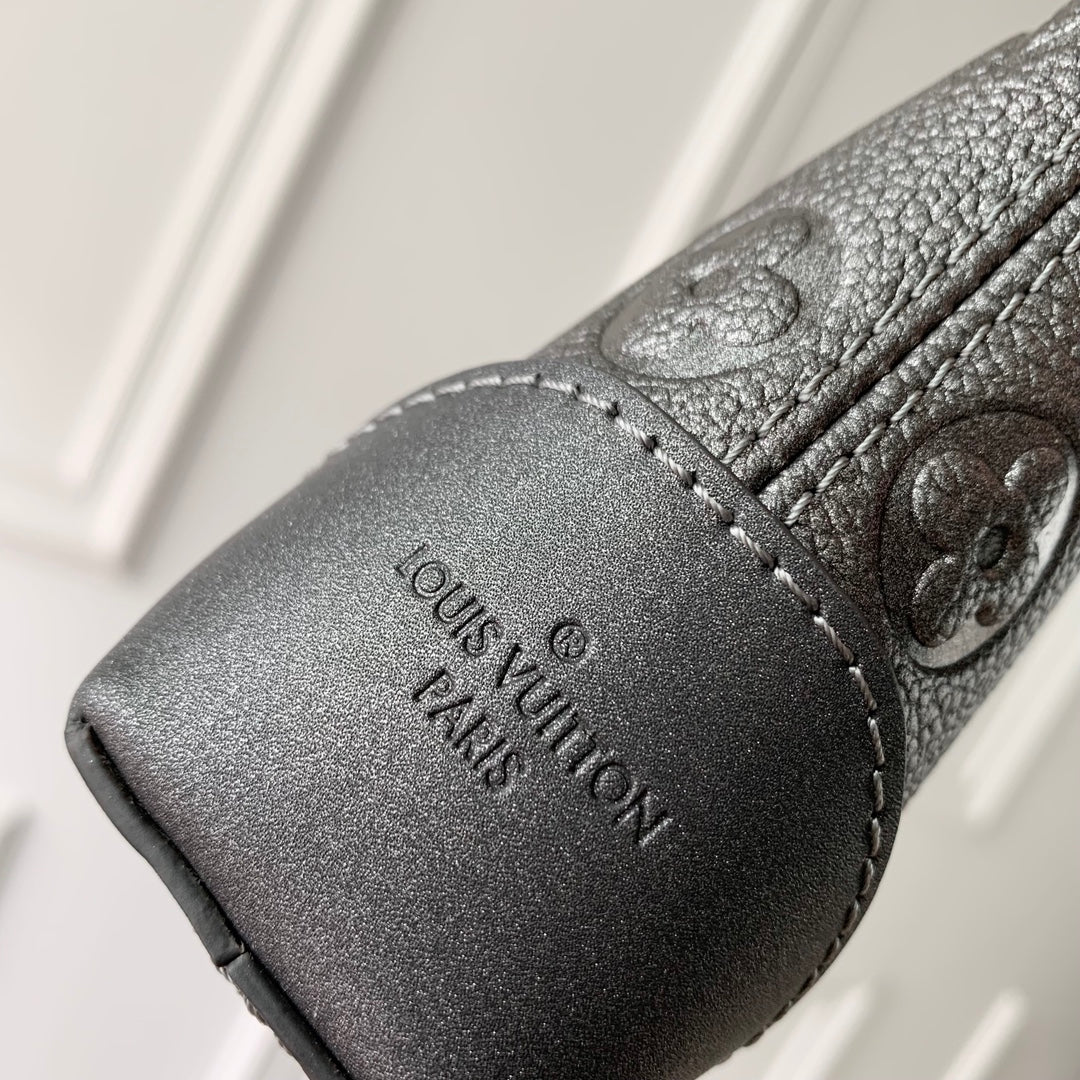 LV POCHETTE SEVRES 25.5 CUIR NOIR MONOGRAMME EMPREINTE