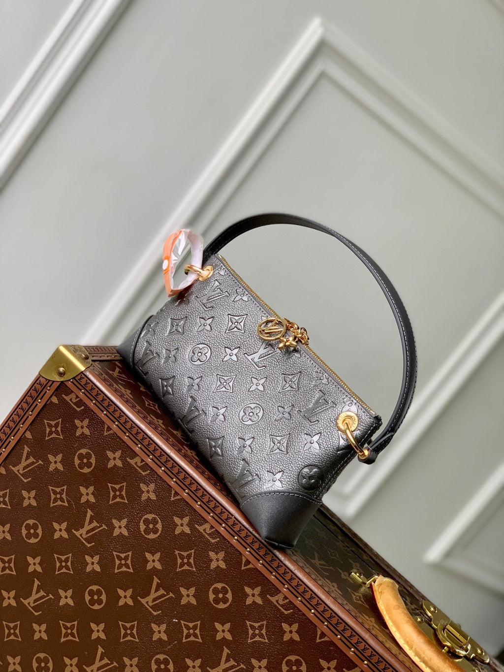 LV POCHETTE SEVRES 25.5 CUIR NOIR MONOGRAMME EMPREINTE