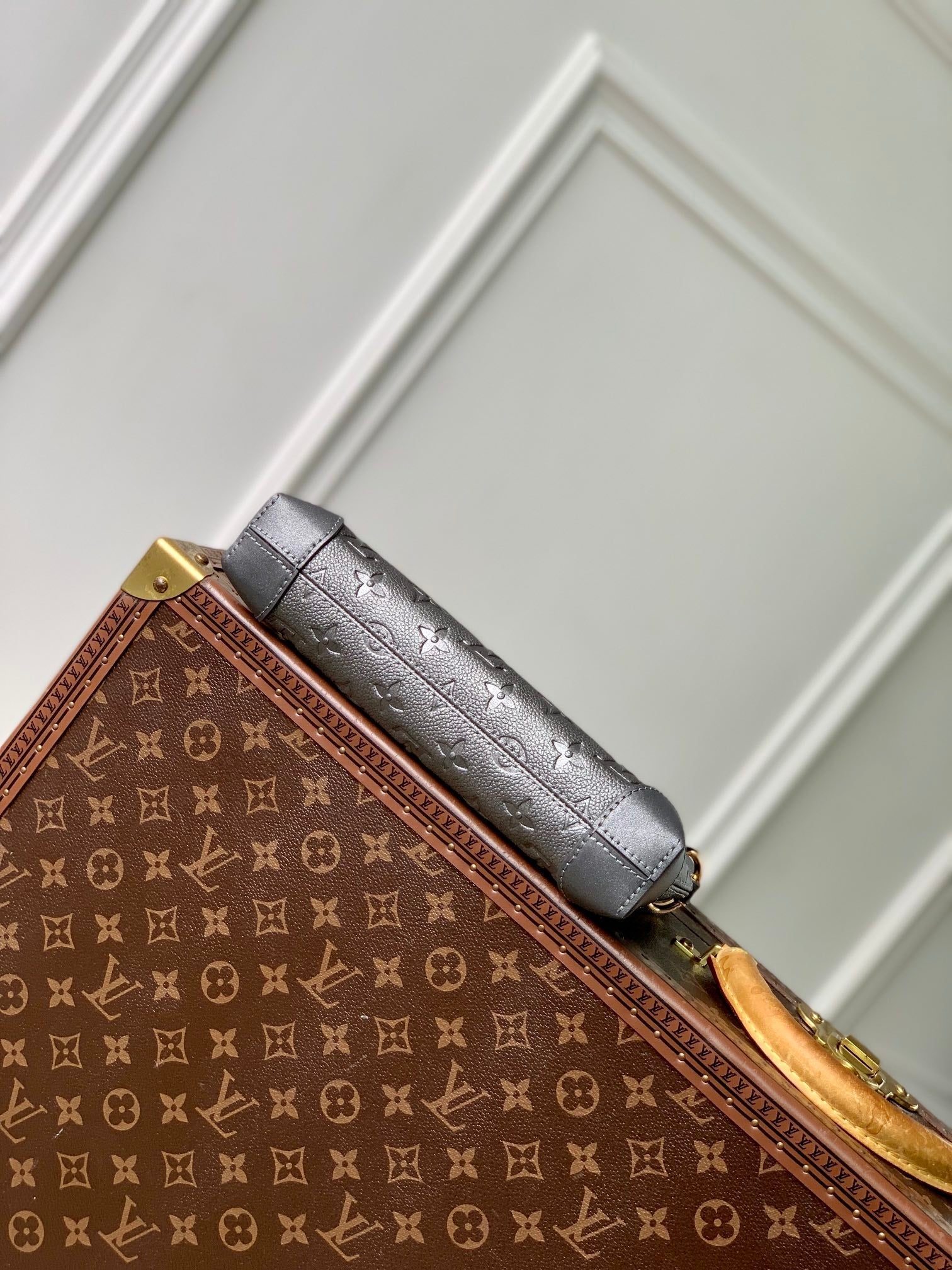 LV POCHETTE SEVRES 25.5 CUIR NOIR MONOGRAMME EMPREINTE