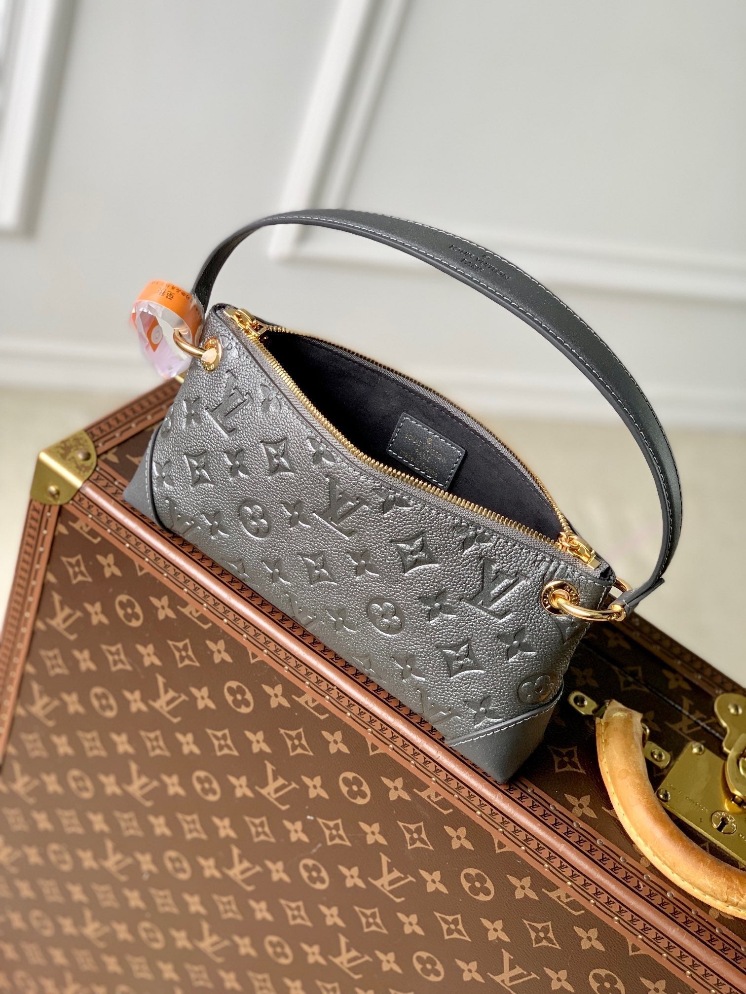 LV POCHETTE SEVRES 25.5 CUIR NOIR MONOGRAMME EMPREINTE