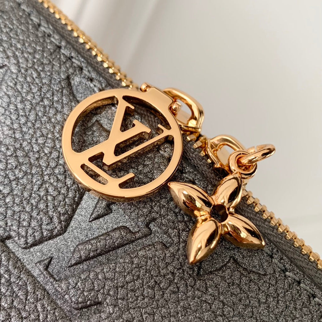 LV POCHETTE SEVRES 25.5 CUIR NOIR MONOGRAMME EMPREINTE
