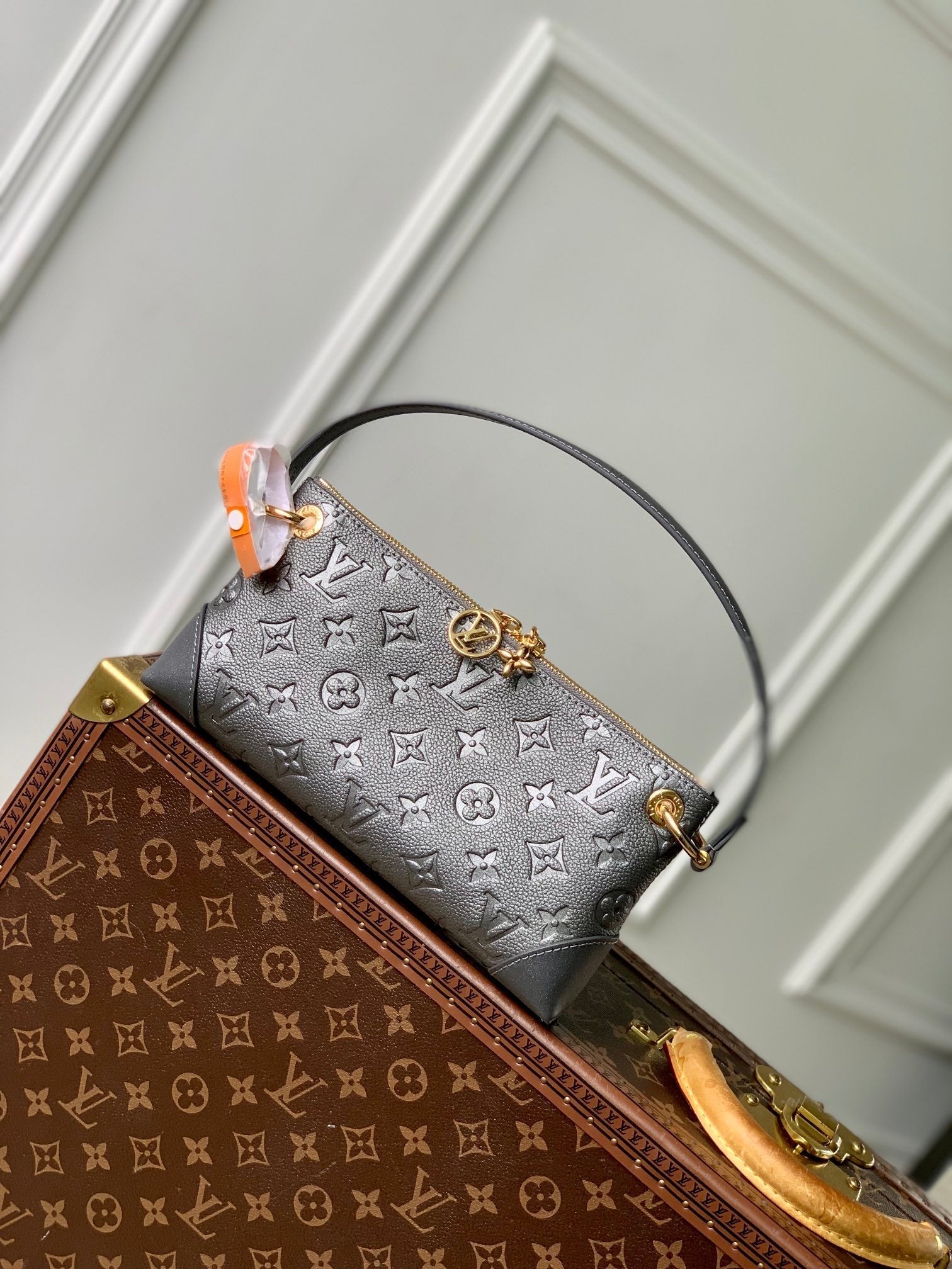 LV POCHETTE SEVRES 25.5 CUIR NOIR MONOGRAMME EMPREINTE