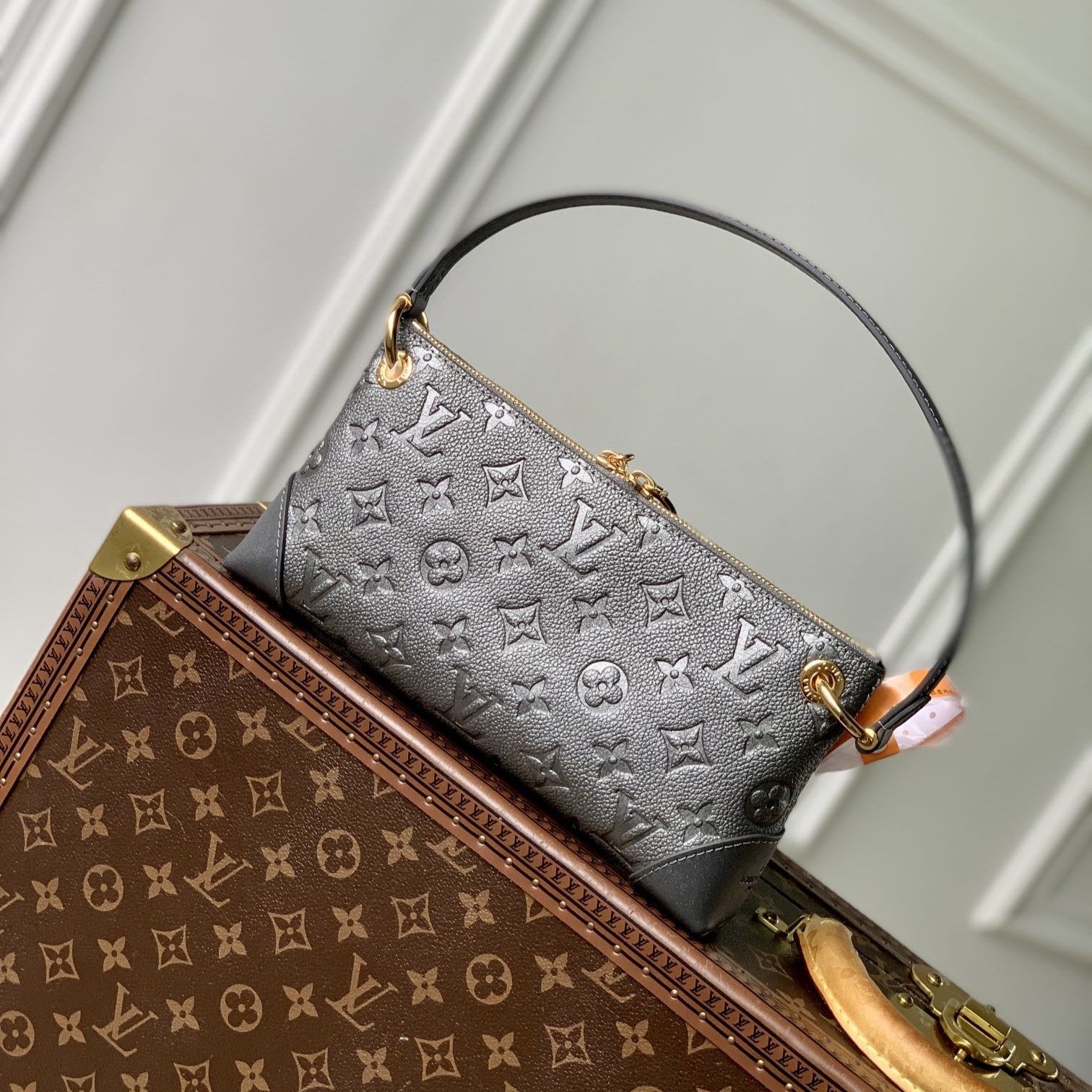 LV POCHETTE SEVRES 25.5 CUIR NOIR MONOGRAMME EMPREINTE