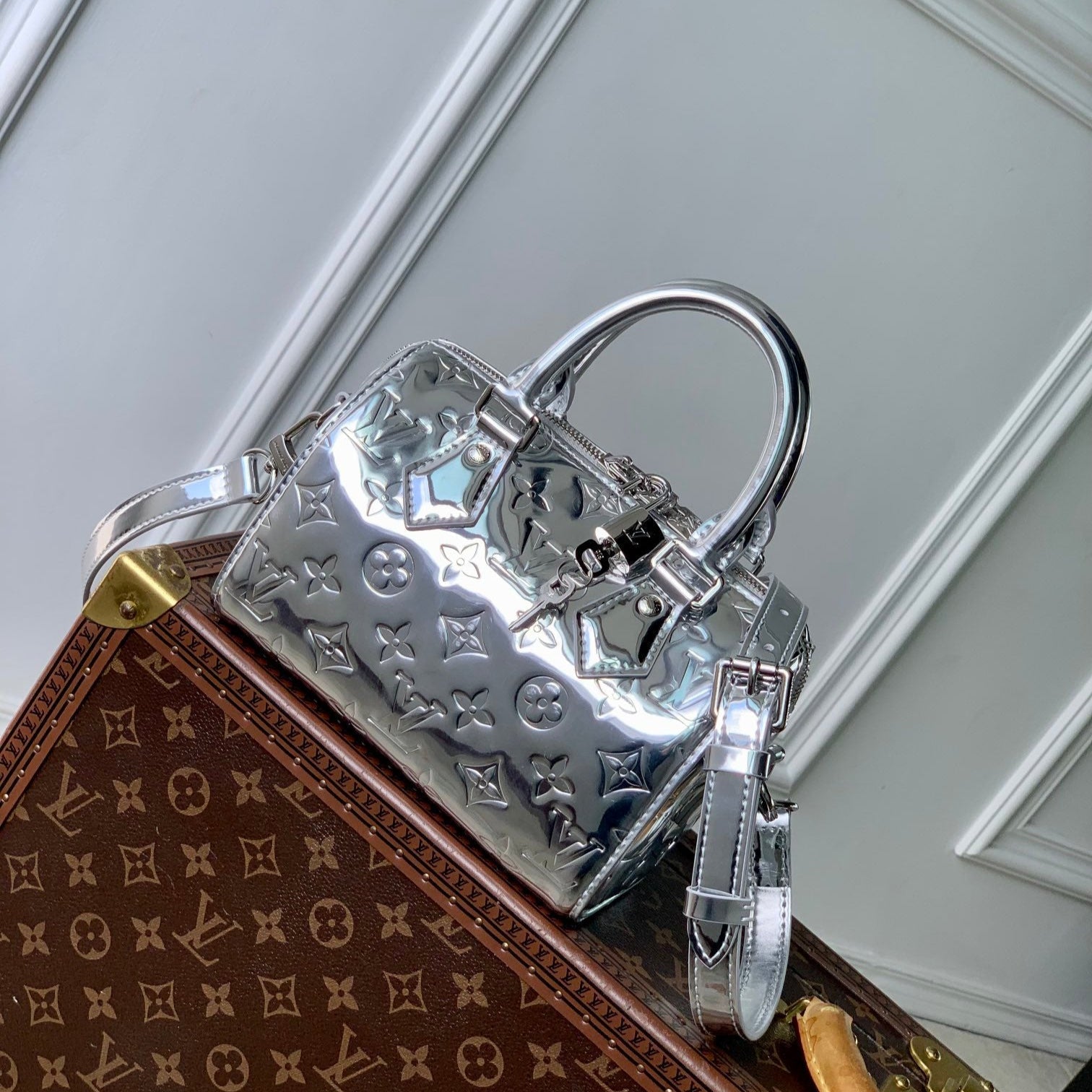SPEEDY BANDOULIÈRE 20 EN CUIR DE VEAU ESTAMPÉ MONOGRAMME ARGENT