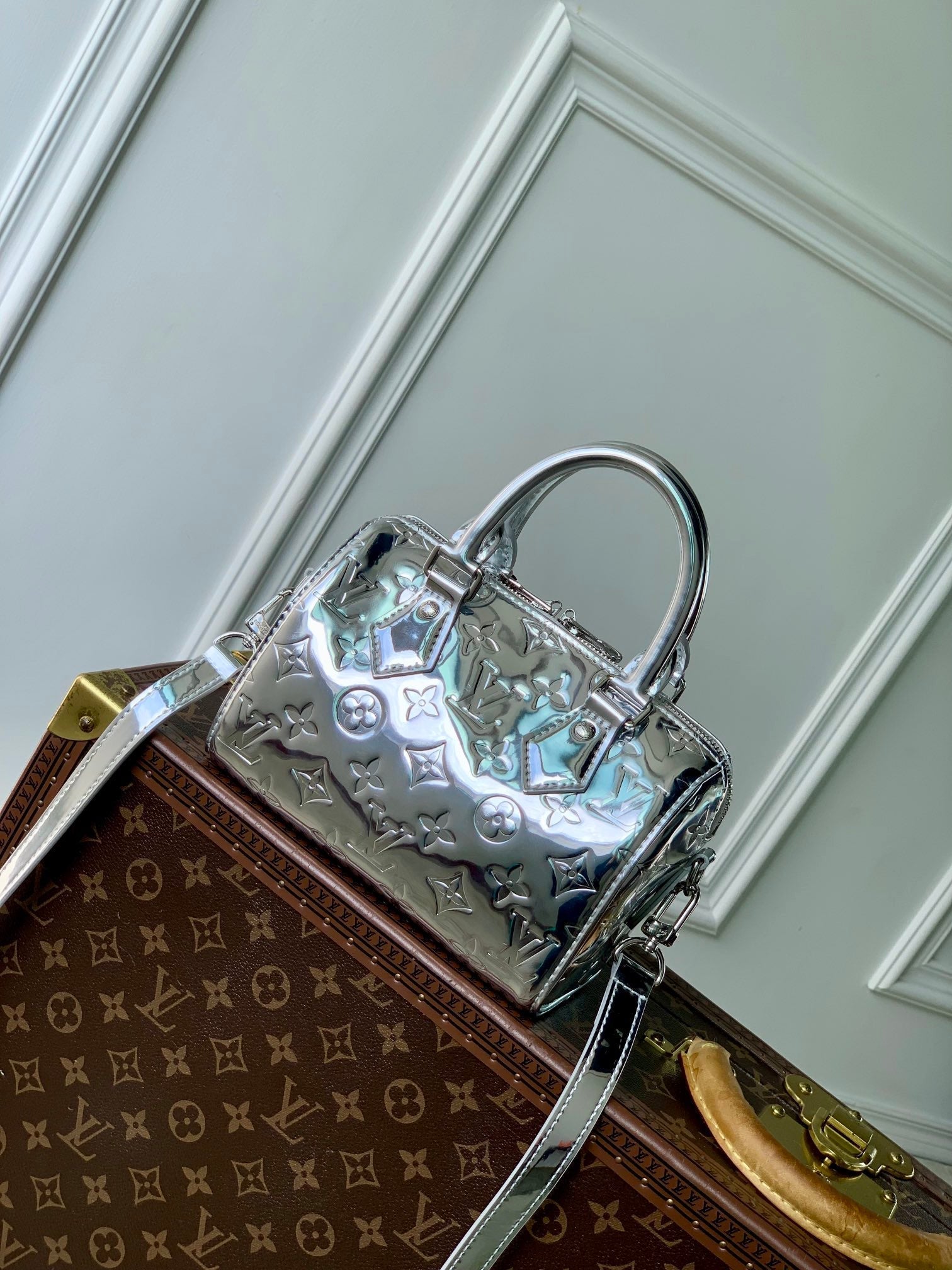 SPEEDY BANDOULIÈRE 20 EN CUIR DE VEAU ESTAMPÉ MONOGRAMME ARGENT