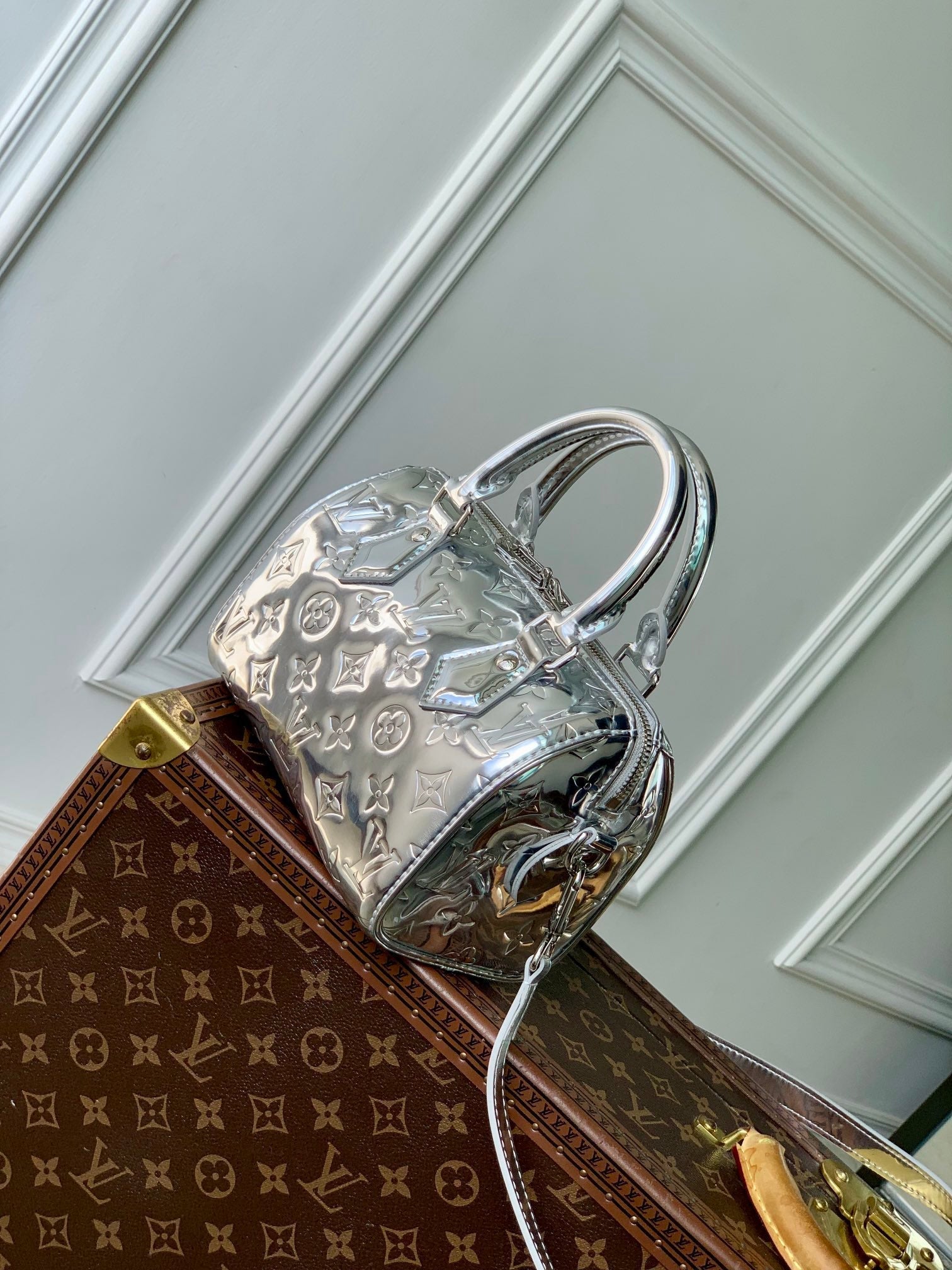 SPEEDY BANDOULIÈRE 20 EN CUIR DE VEAU ESTAMPÉ MONOGRAMME ARGENT