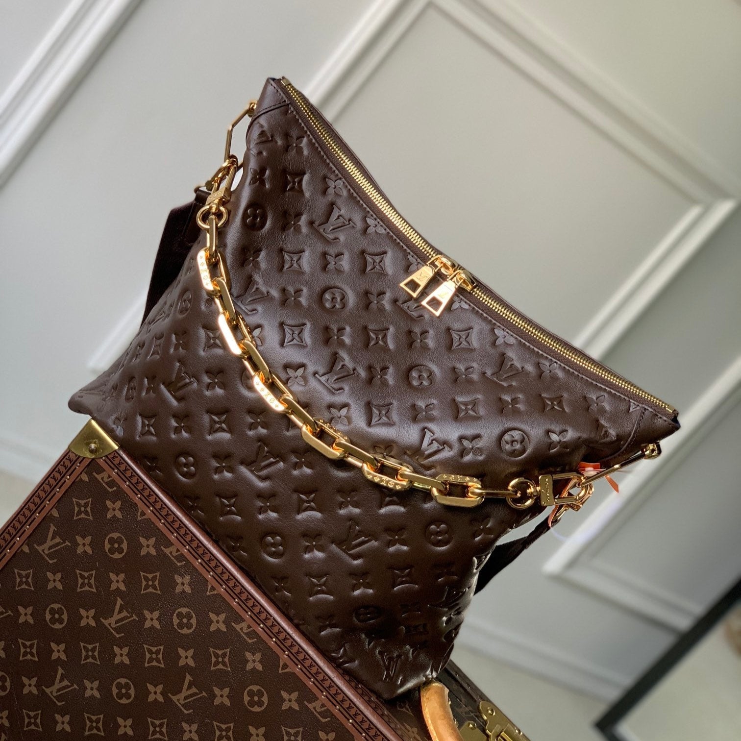 COUSSIN MM 38 EN CUIR DE VEAU ESTAMPÉ MONOGRAMME CHOCOLAT QUINCAILLERIE DORÉ