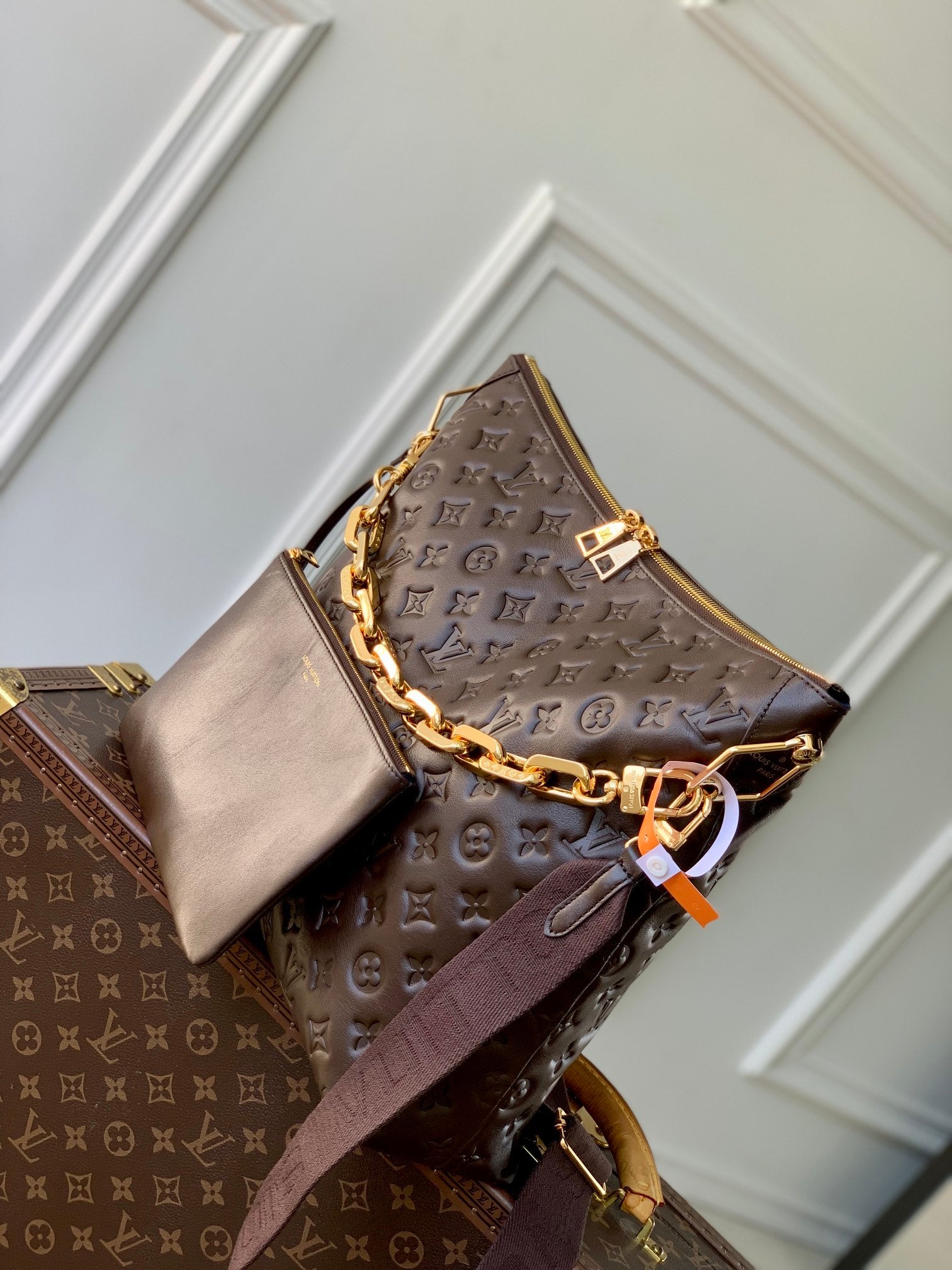 COUSSIN MM 38 EN CUIR DE VEAU ESTAMPÉ MONOGRAMME CHOCOLAT QUINCAILLERIE DORÉ