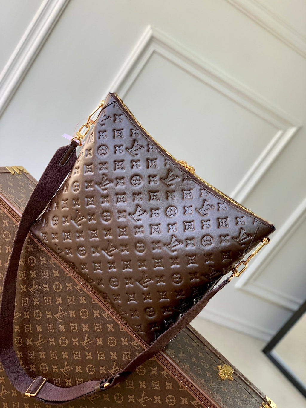 COUSSIN MM 38 EN CUIR DE VEAU ESTAMPÉ MONOGRAMME CHOCOLAT QUINCAILLERIE DORÉ