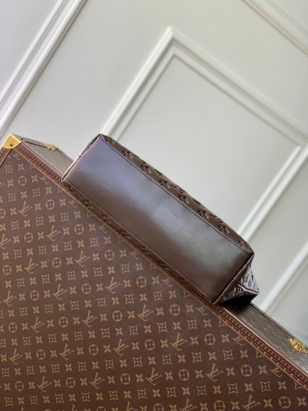 COUSSIN MM 38 EN CUIR DE VEAU ESTAMPÉ MONOGRAMME CHOCOLAT QUINCAILLERIE DORÉ
