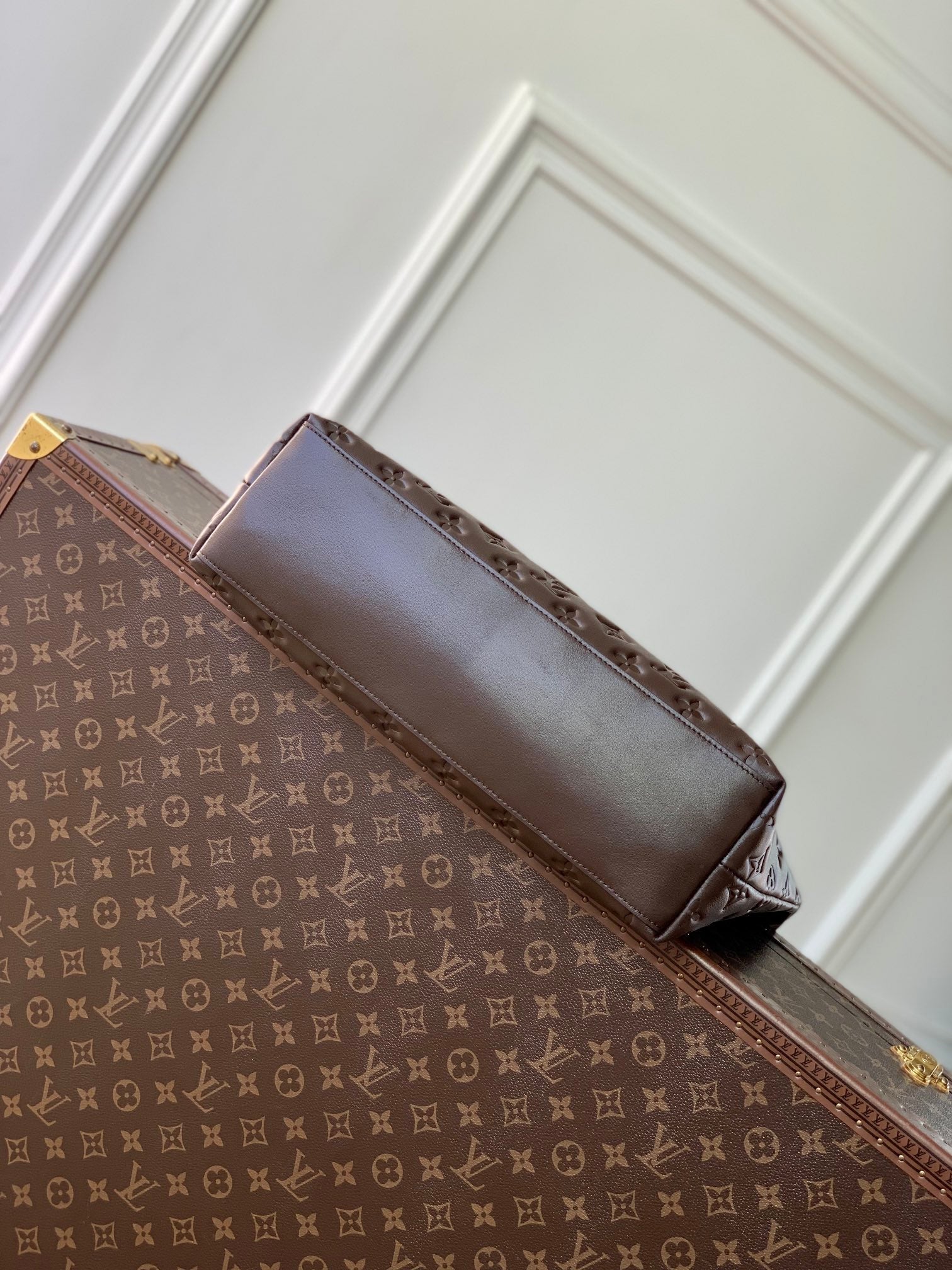 COUSSIN MM 38 EN CUIR DE VEAU ESTAMPÉ MONOGRAMME CHOCOLAT QUINCAILLERIE DORÉ