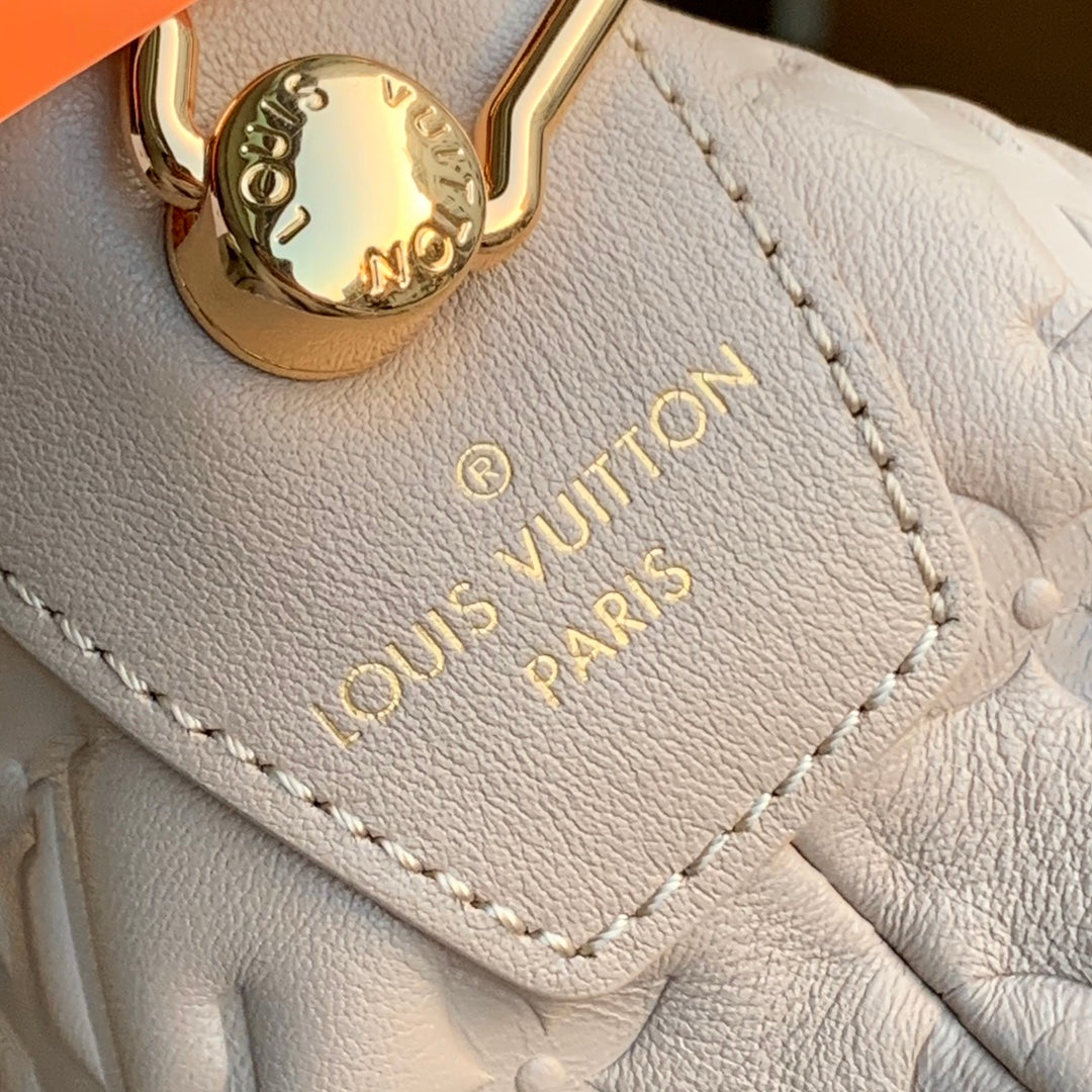 COUSSIN MM 38 EN CUIR DE VEAU BEIGE AVEC MONOGRAMME EN MÉTAL ESTAMPÉ, ACIER DORÉ