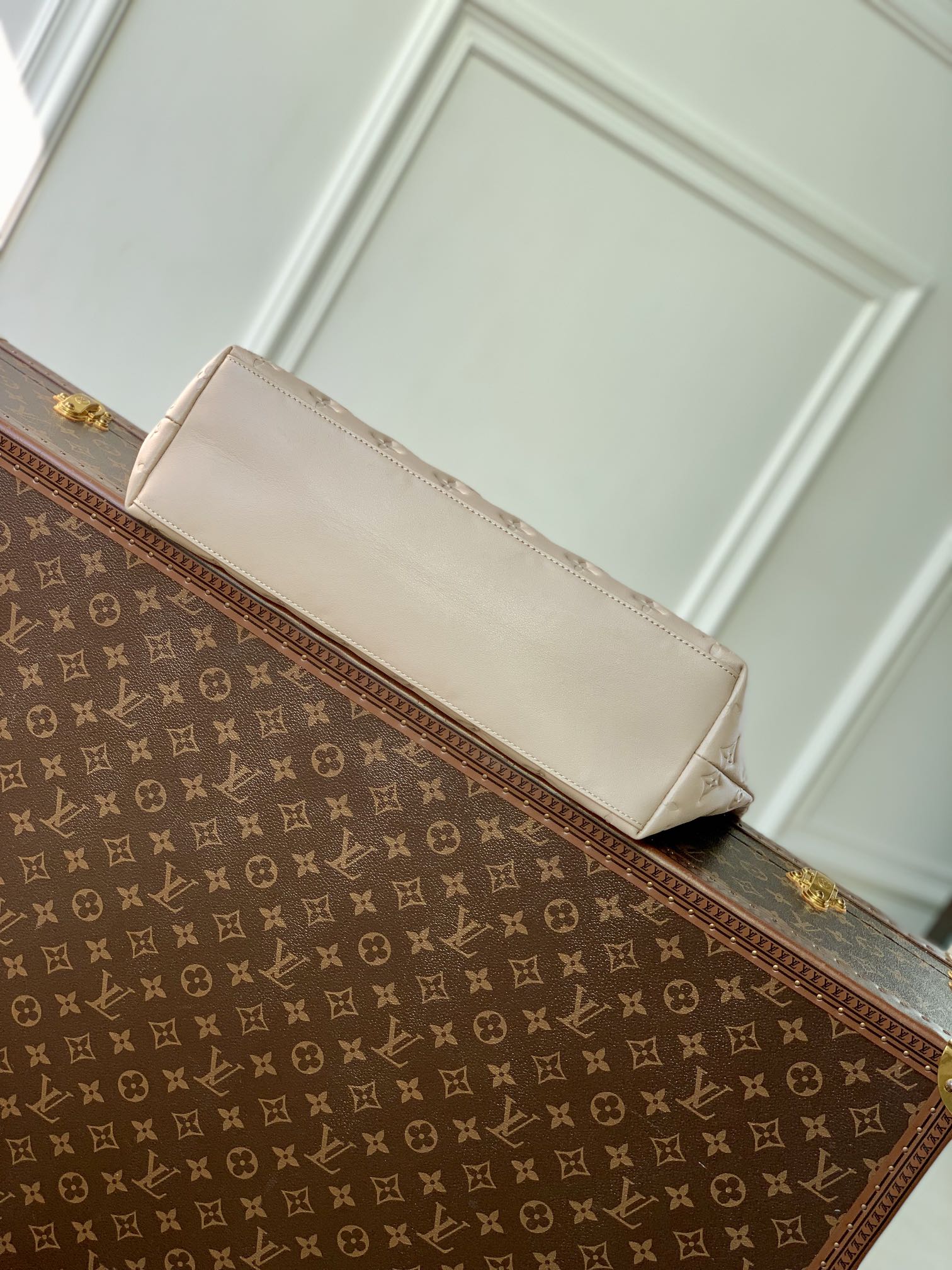 COUSSIN MM 38 EN CUIR DE VEAU BEIGE AVEC MONOGRAMME EN MÉTAL ESTAMPÉ, ACIER DORÉ