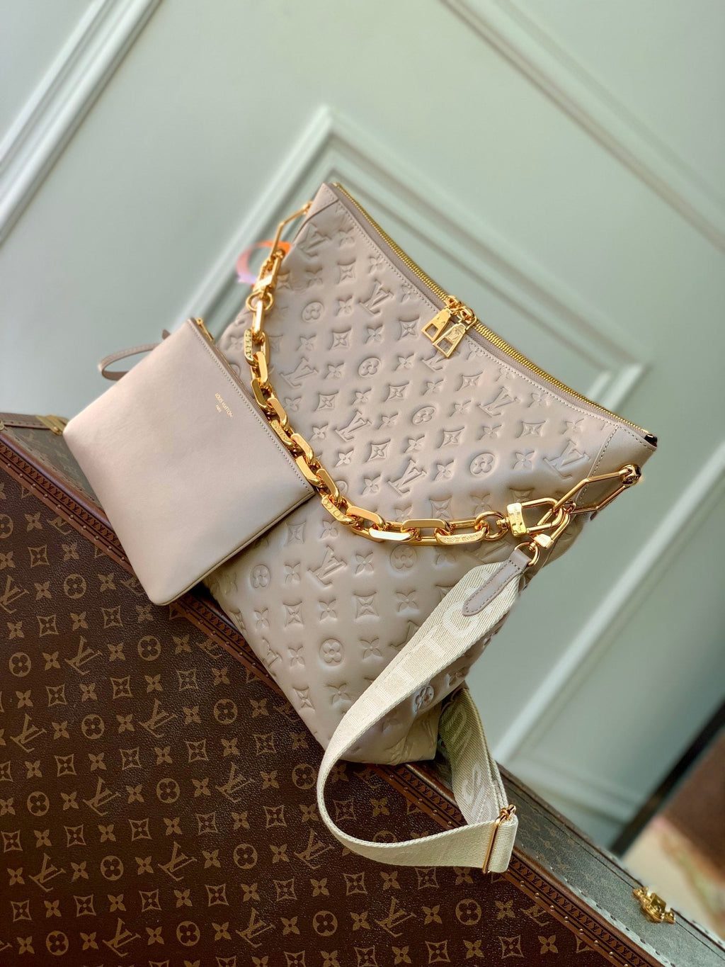 COUSSIN MM 38 EN CUIR DE VEAU BEIGE AVEC MONOGRAMME EN MÉTAL ESTAMPÉ, ACIER DORÉ
