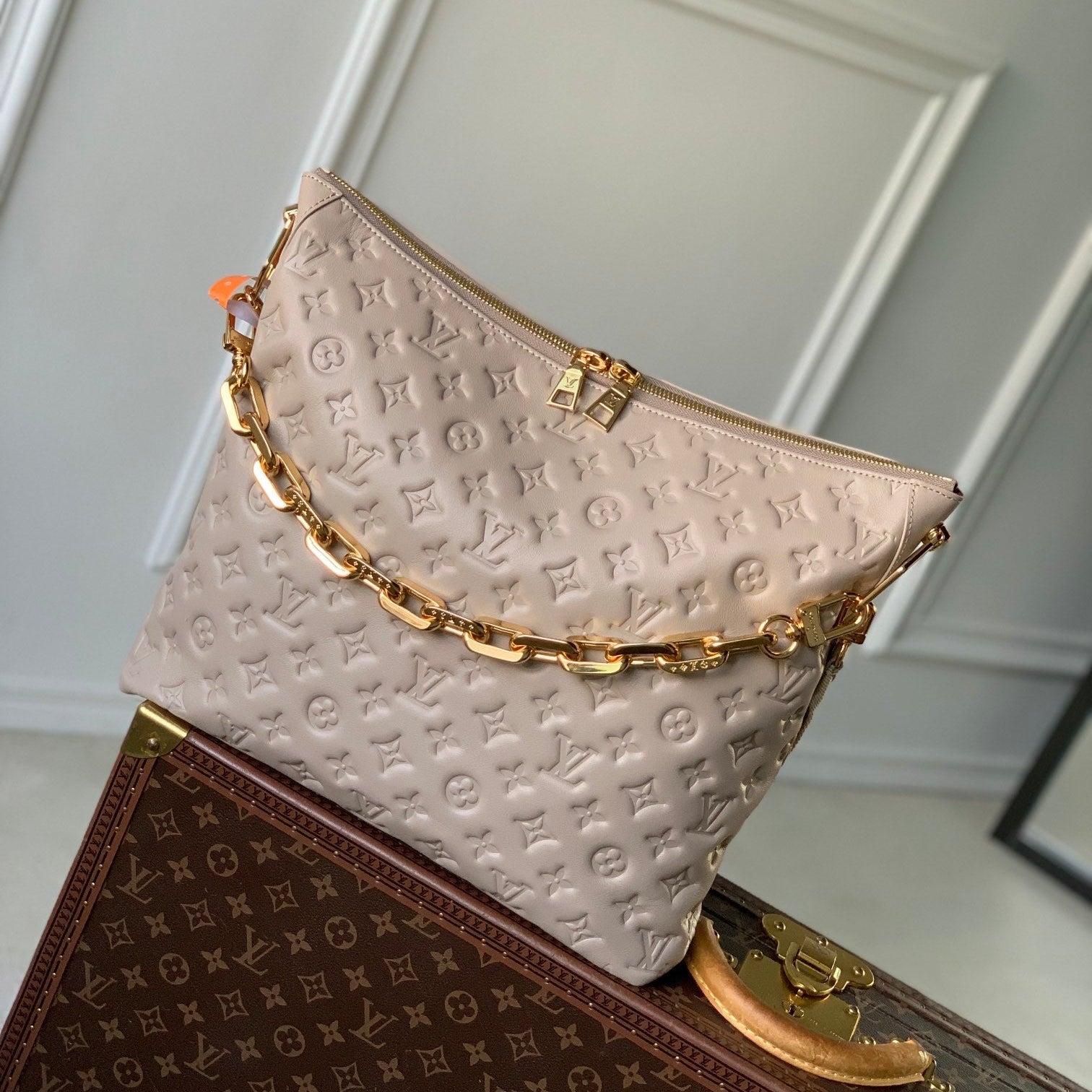 COUSSIN MM 38 EN CUIR DE VEAU BEIGE AVEC MONOGRAMME EN MÉTAL ESTAMPÉ, ACIER DORÉ